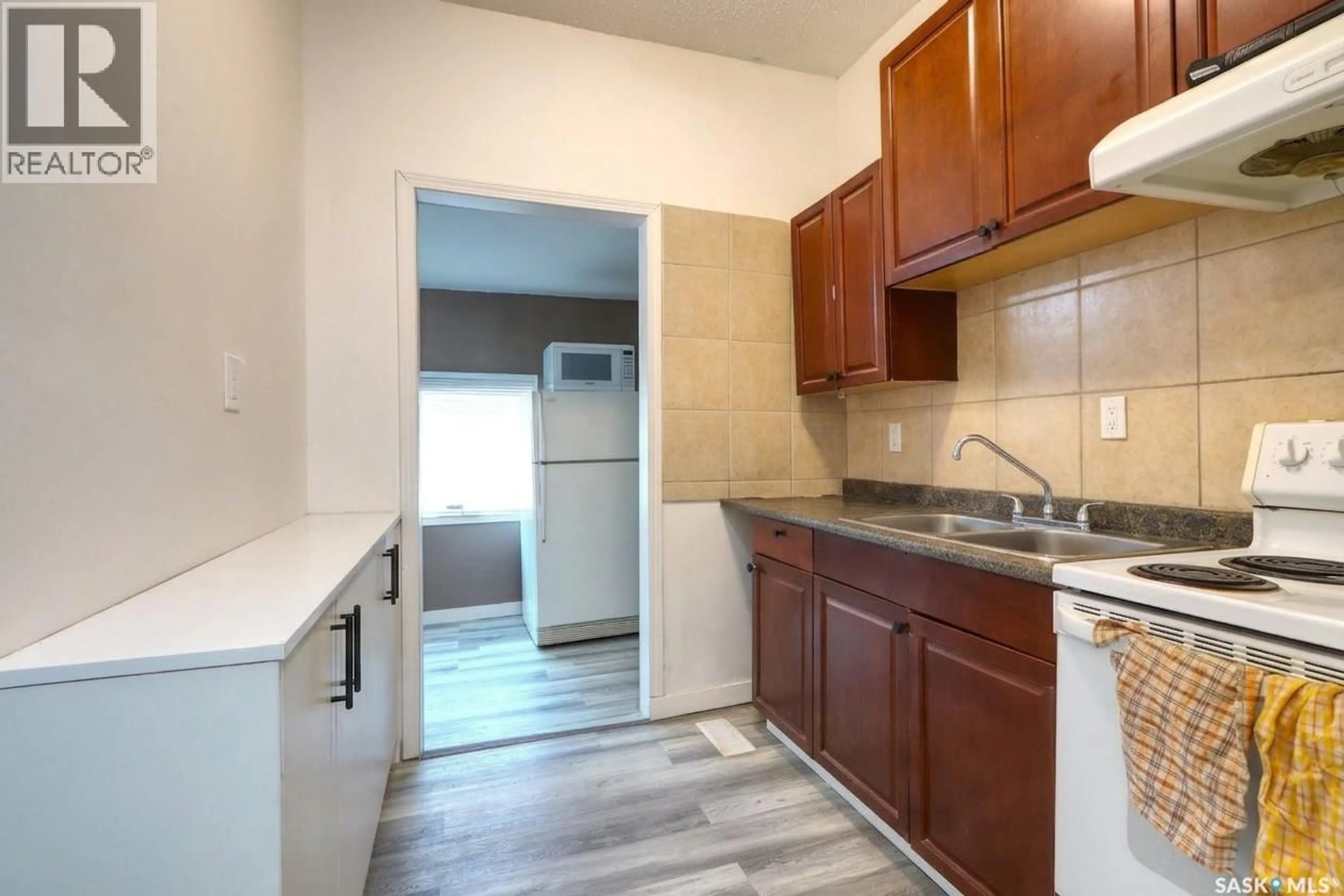 Standard kitchen, unknown for 1879 ST JOHN STREET, Regina Saskatchewan S4P1S2