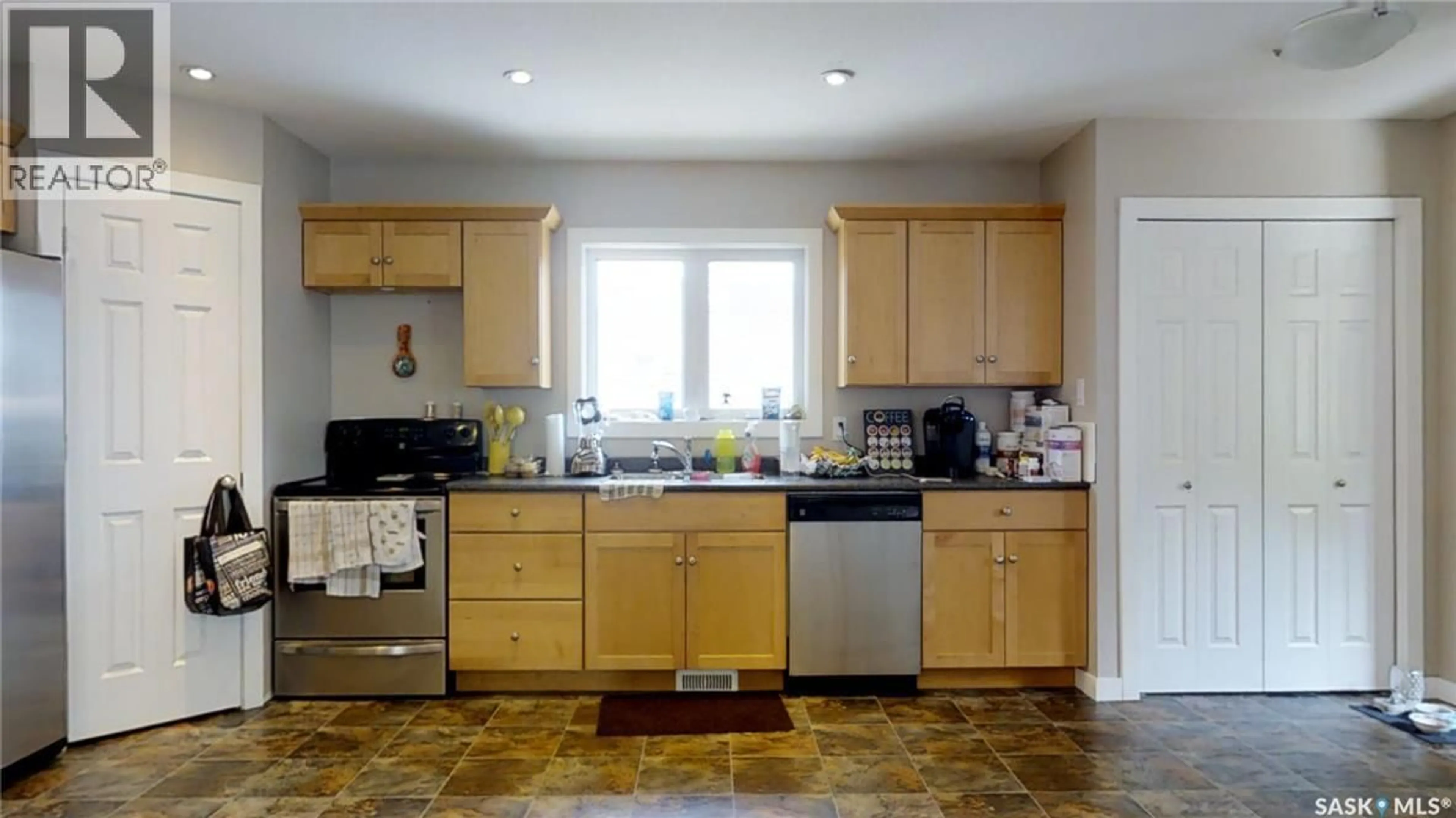 Standard kitchen, ceramic/tile floor for 410 EDWARD STREET, Regina Saskatchewan S4R4W4