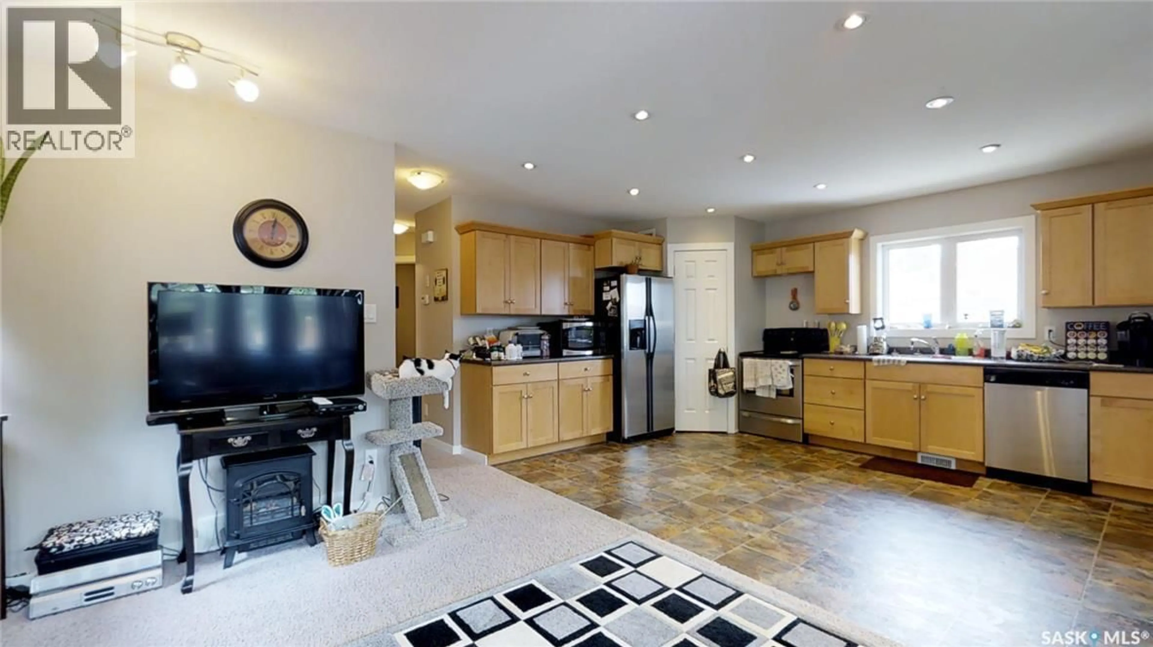 Open concept kitchen, ceramic/tile floor for 410 EDWARD STREET, Regina Saskatchewan S4R4W4
