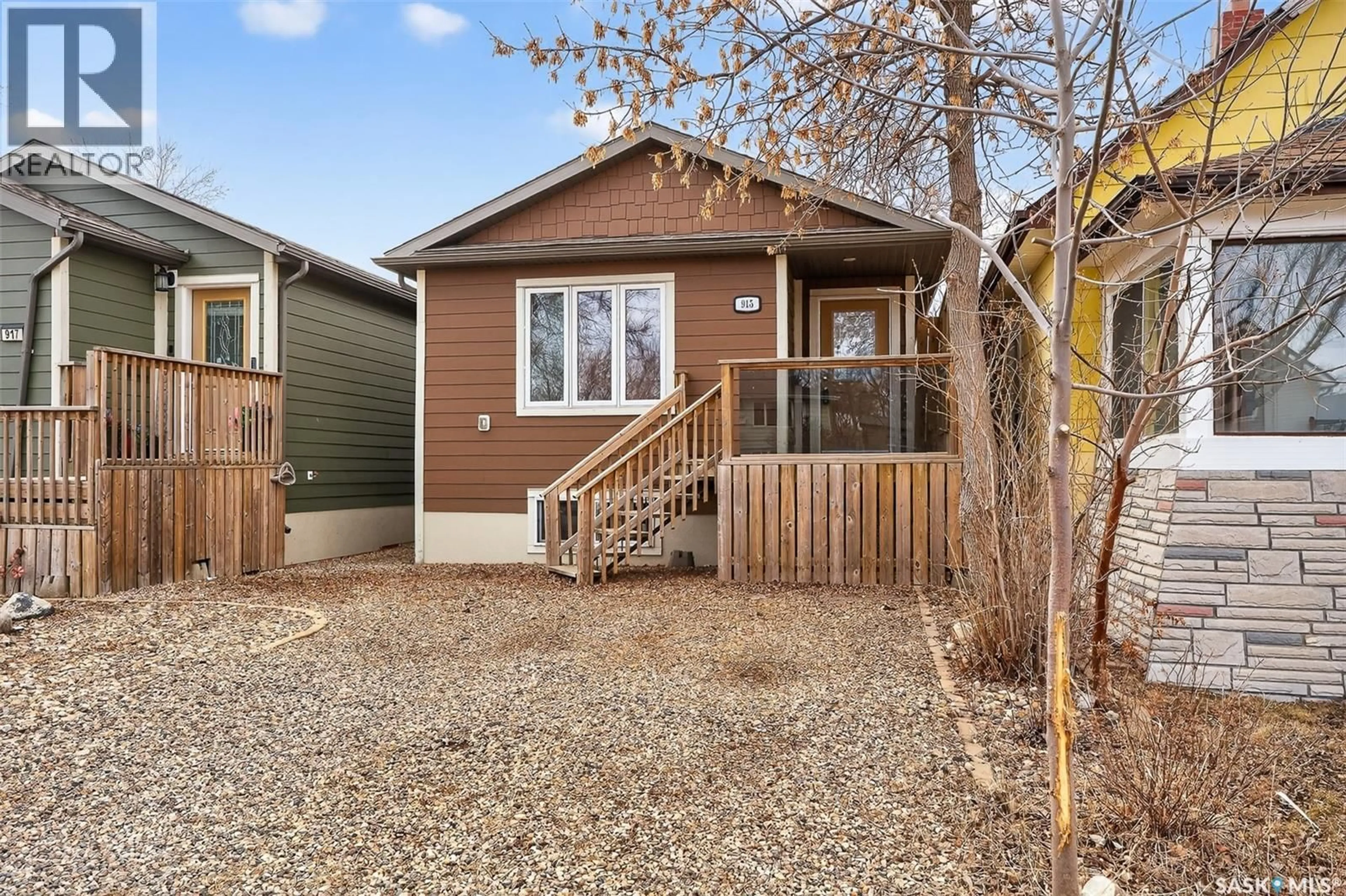 Home with vinyl exterior material, street for 915 ATHABASCA STREET E, Moose Jaw Saskatchewan S6H0M8