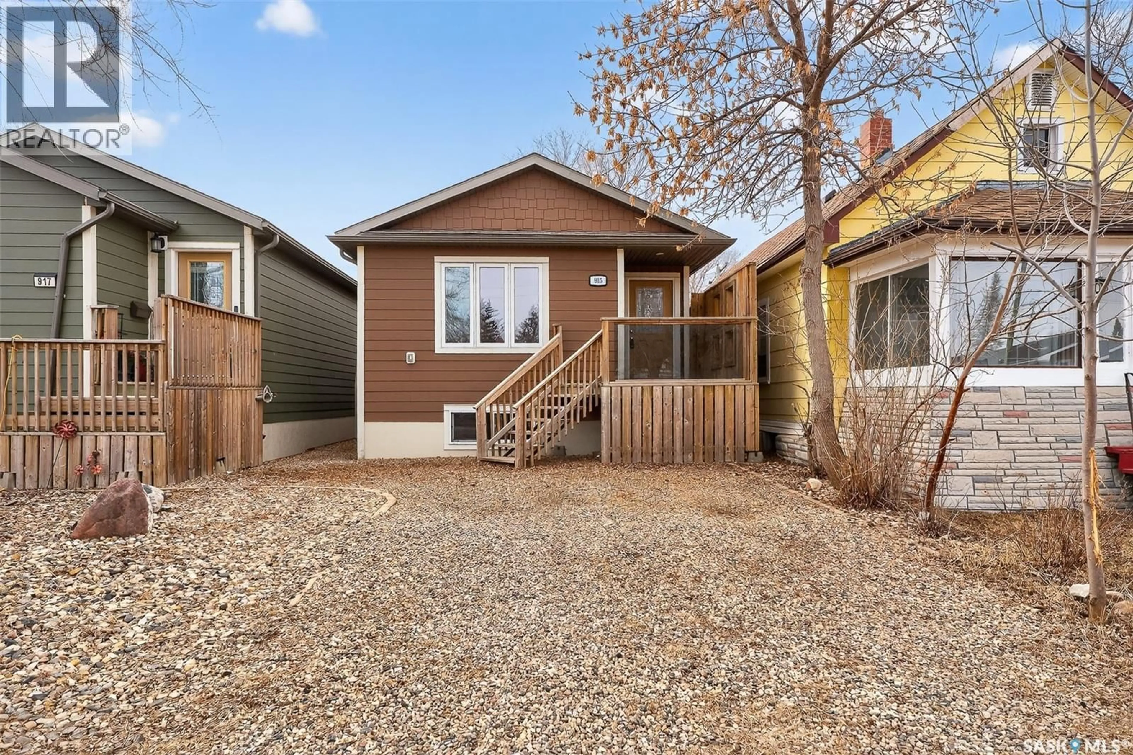 Home with vinyl exterior material, street for 915 ATHABASCA STREET E, Moose Jaw Saskatchewan S6H0M8
