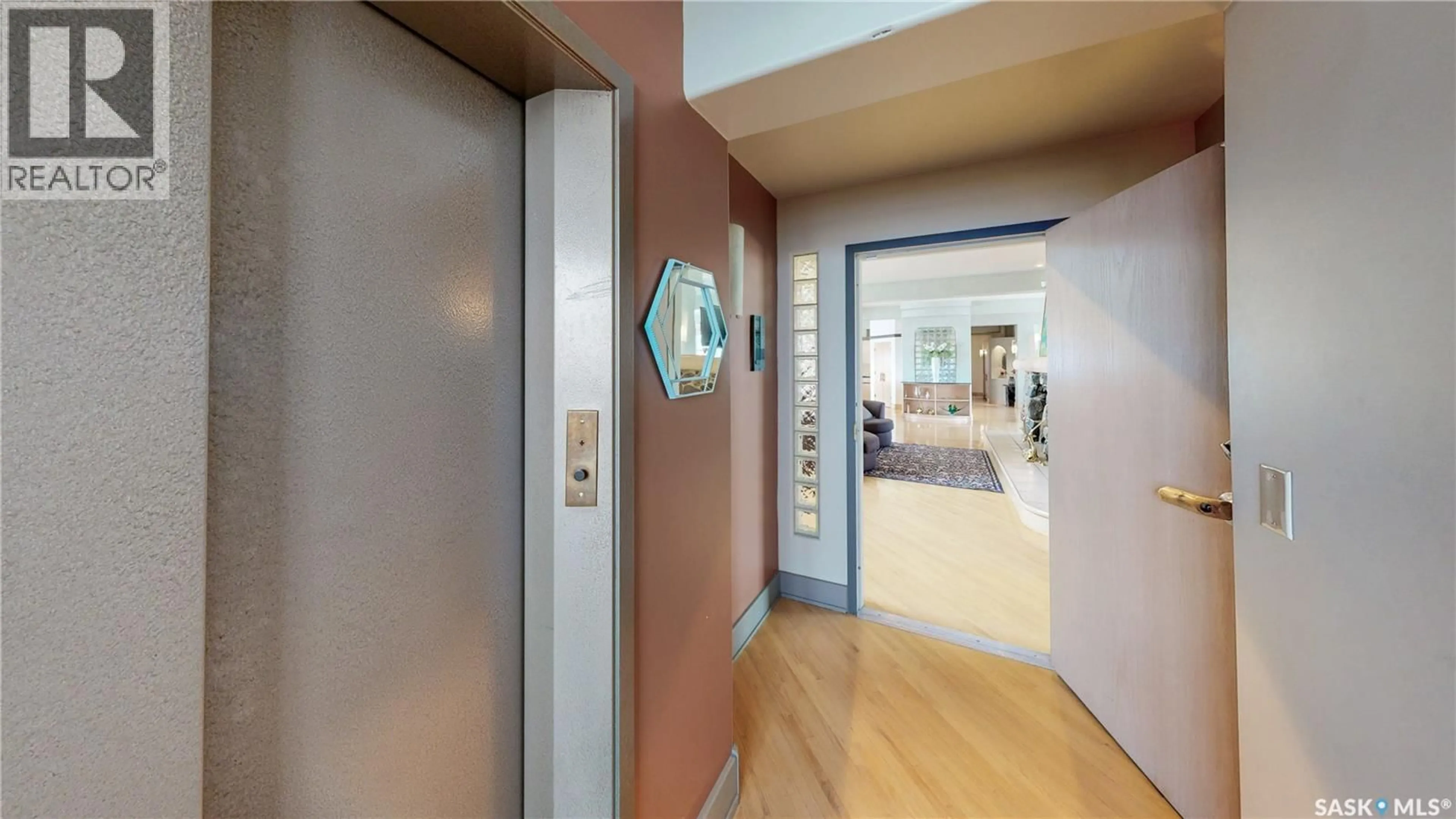 Indoor foyer for 400 1150 ROSE STREET, Regina Saskatchewan S4R1Z6