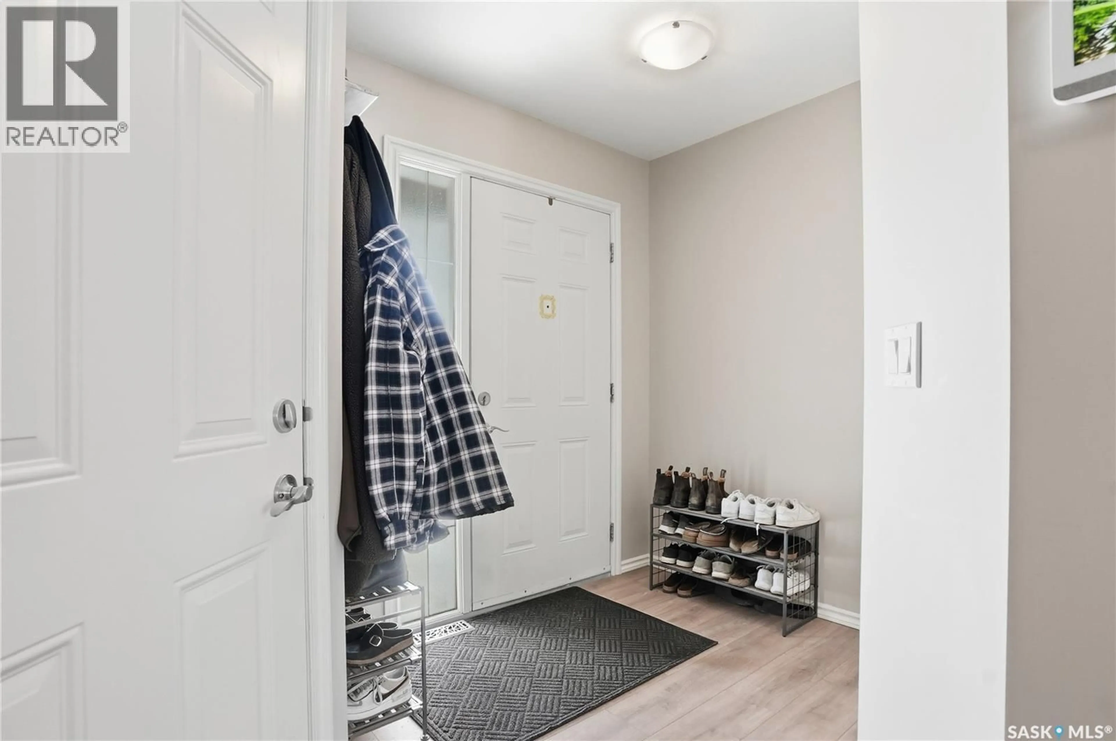 Indoor entryway for 402 615 LYND CRESCENT, Saskatoon Saskatchewan S7T0G8