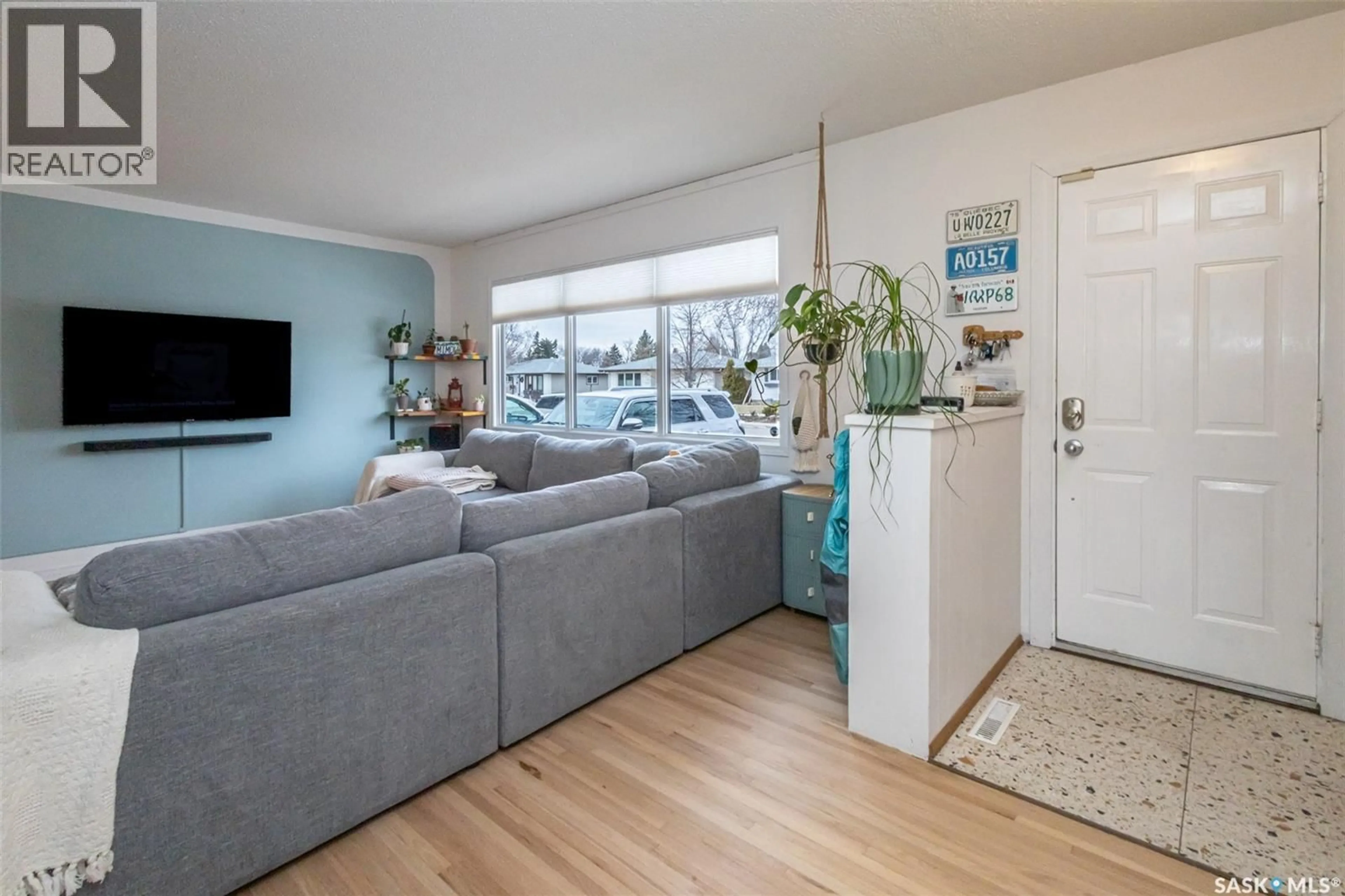 Living room with furniture, unknown for 38 MORRIS DRIVE, Saskatoon Saskatchewan S7L3T9