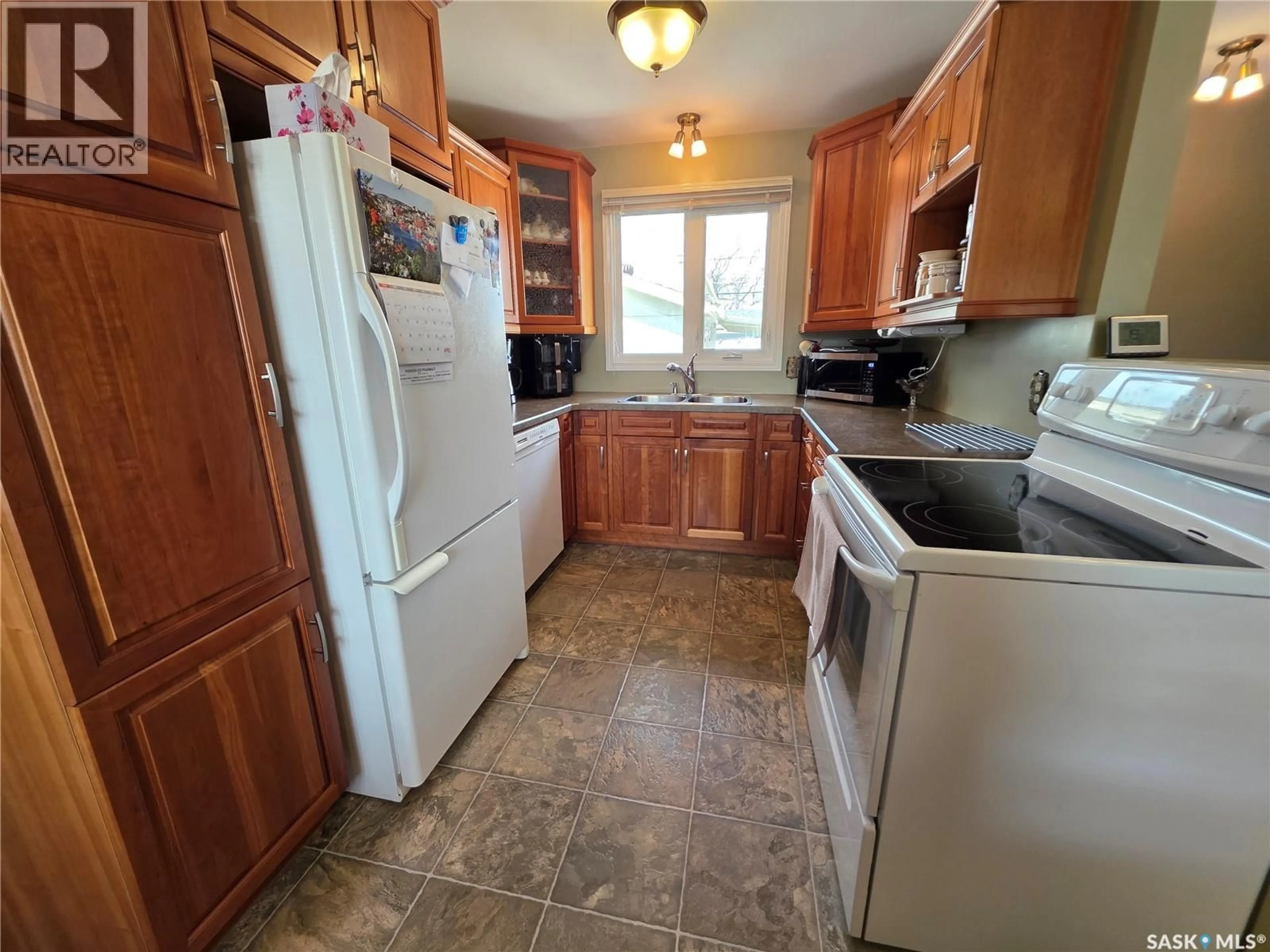 Standard kitchen, ceramic/tile floor for 464 MACDONALD DRIVE, Swift Current Saskatchewan S9H1L9
