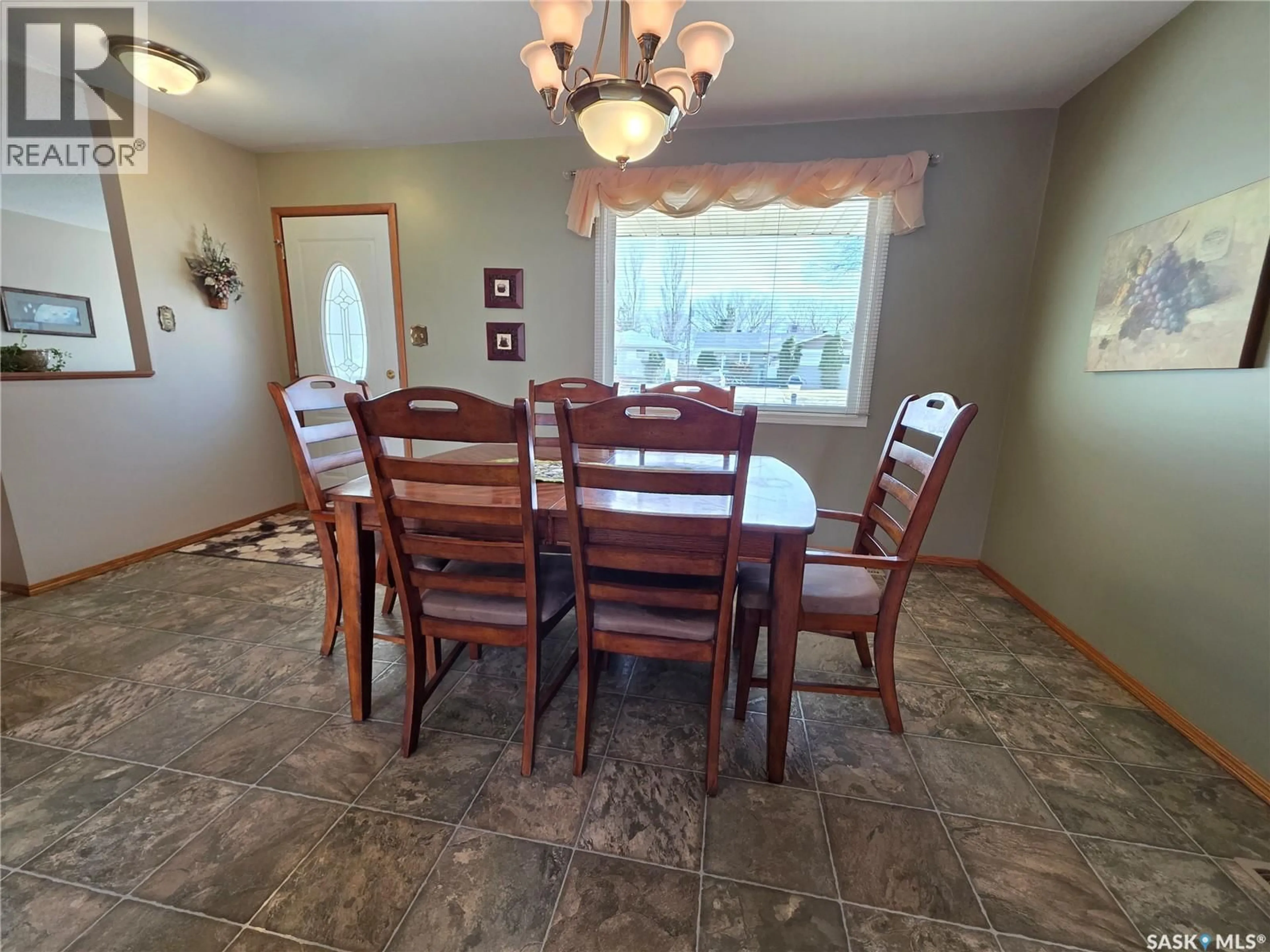 Dining room, ceramic/tile floor for 464 MACDONALD DRIVE, Swift Current Saskatchewan S9H1L9