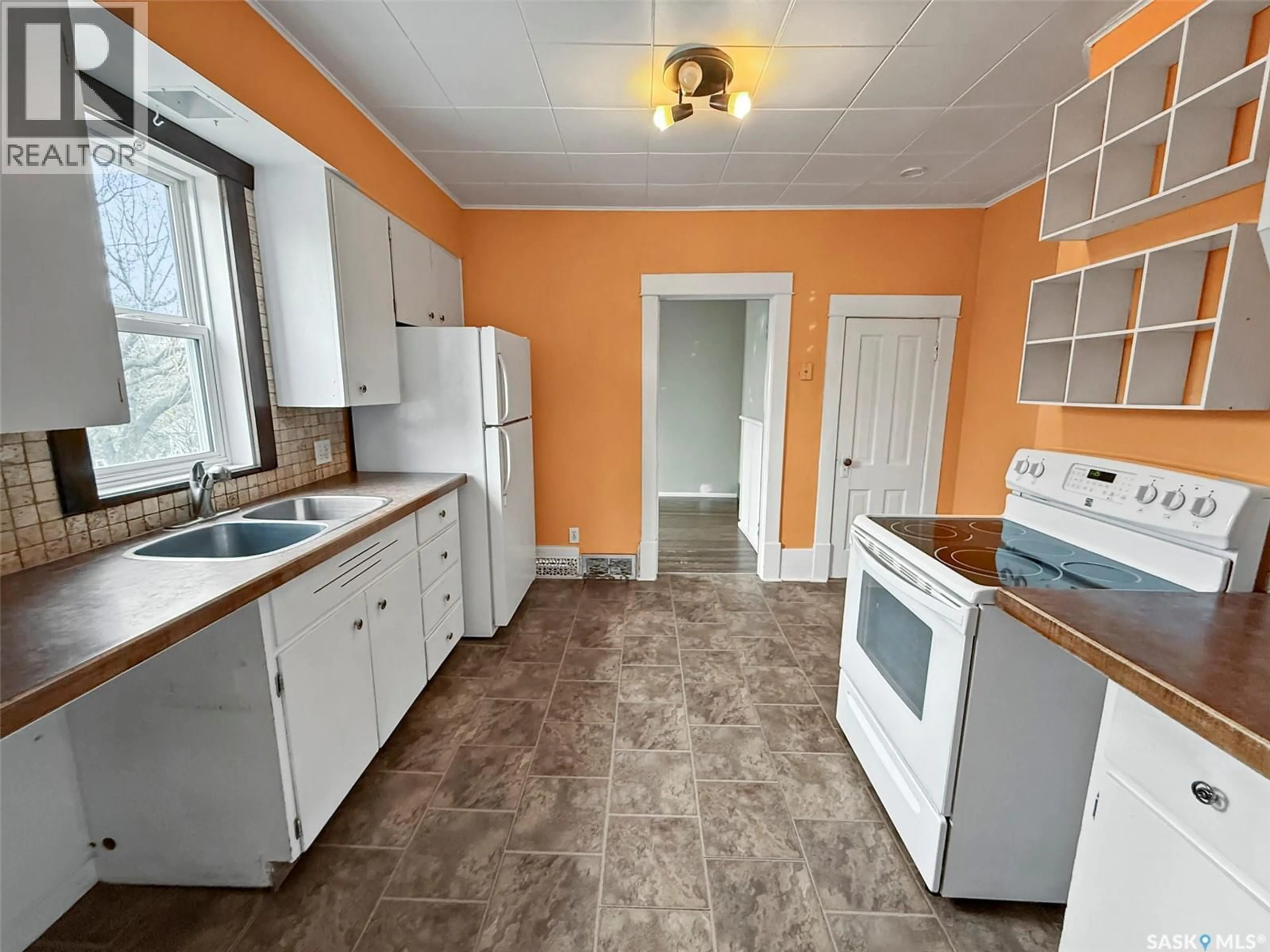 Standard kitchen, unknown for 121 6TH AVENUE, Swift Current Saskatchewan S9H2L9