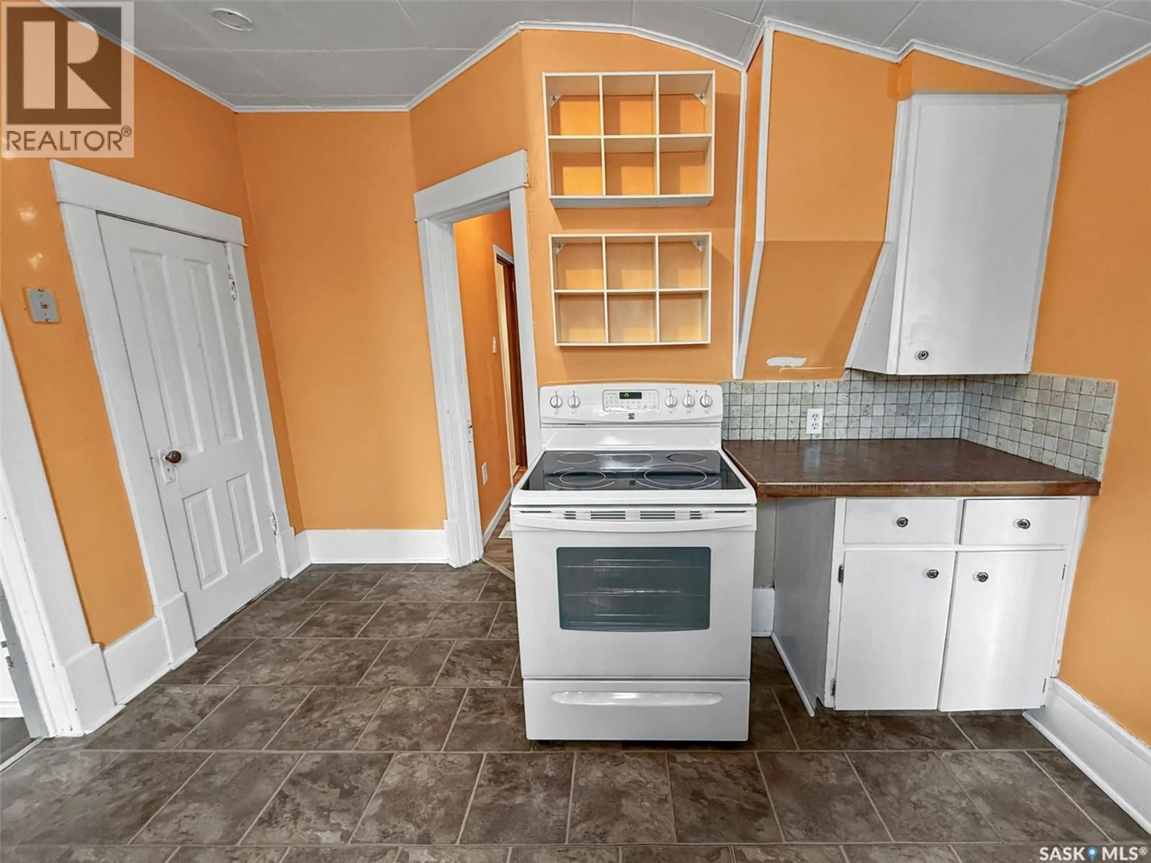 Standard kitchen, ceramic/tile floor for 121 6TH AVENUE, Swift Current Saskatchewan S9H2L9
