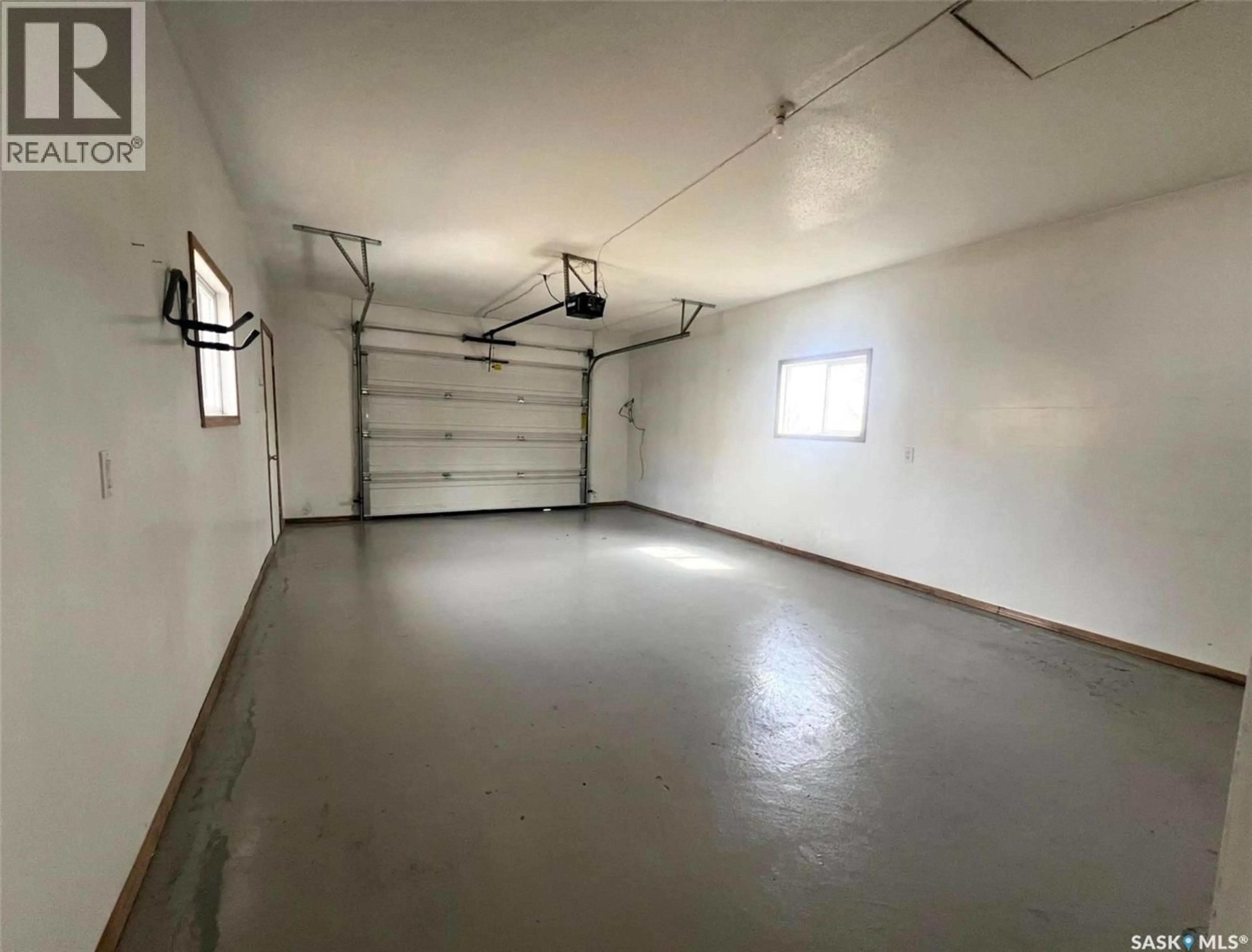Indoor garage for 349 10TH AVENUE, Swift Current Saskatchewan S9H1P1