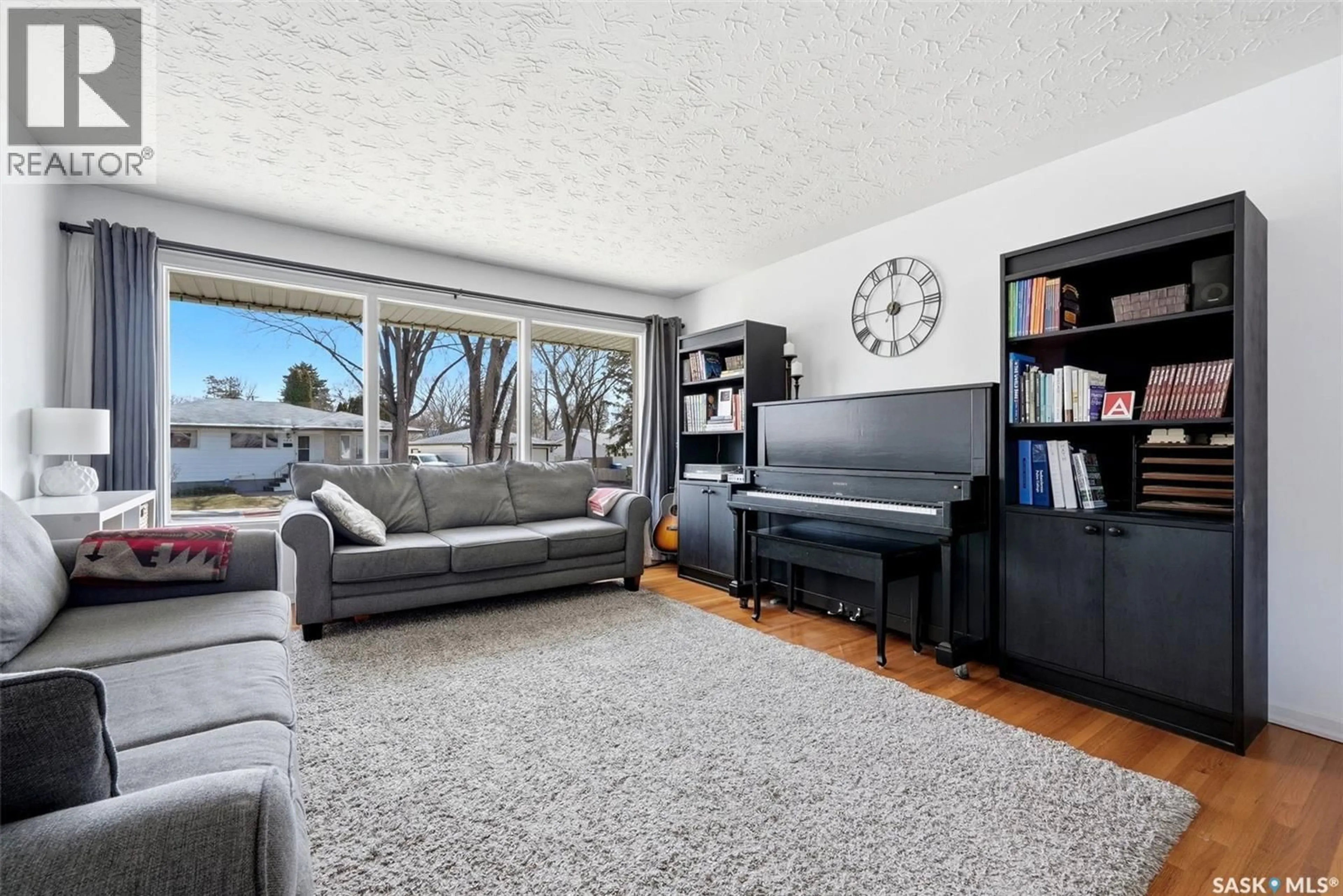 Living room with furniture, unknown for 115 KNOWLES CRESCENT, Regina Saskatchewan S4S4P3