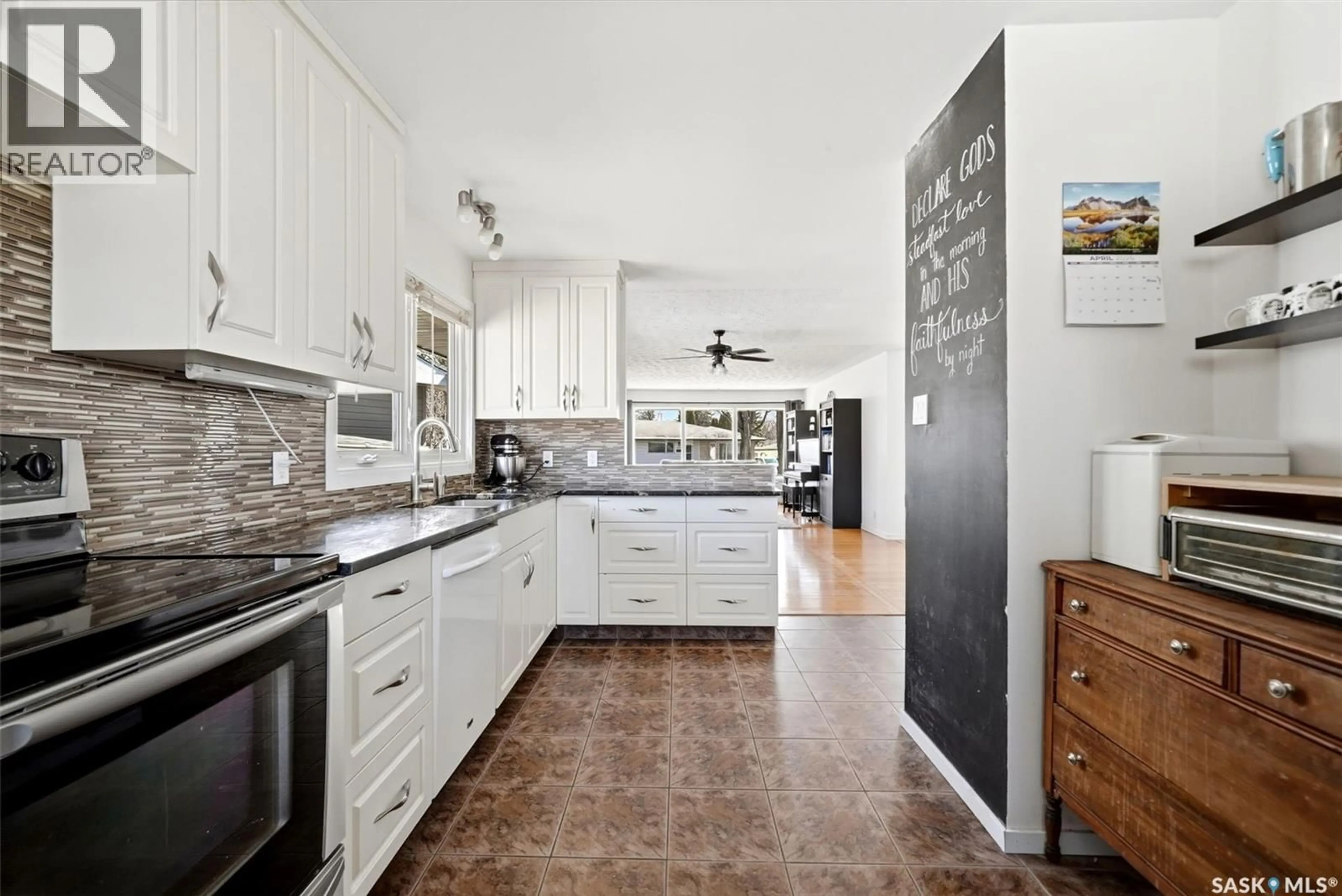 Contemporary kitchen, ceramic/tile floor for 115 KNOWLES CRESCENT, Regina Saskatchewan S4S4P3