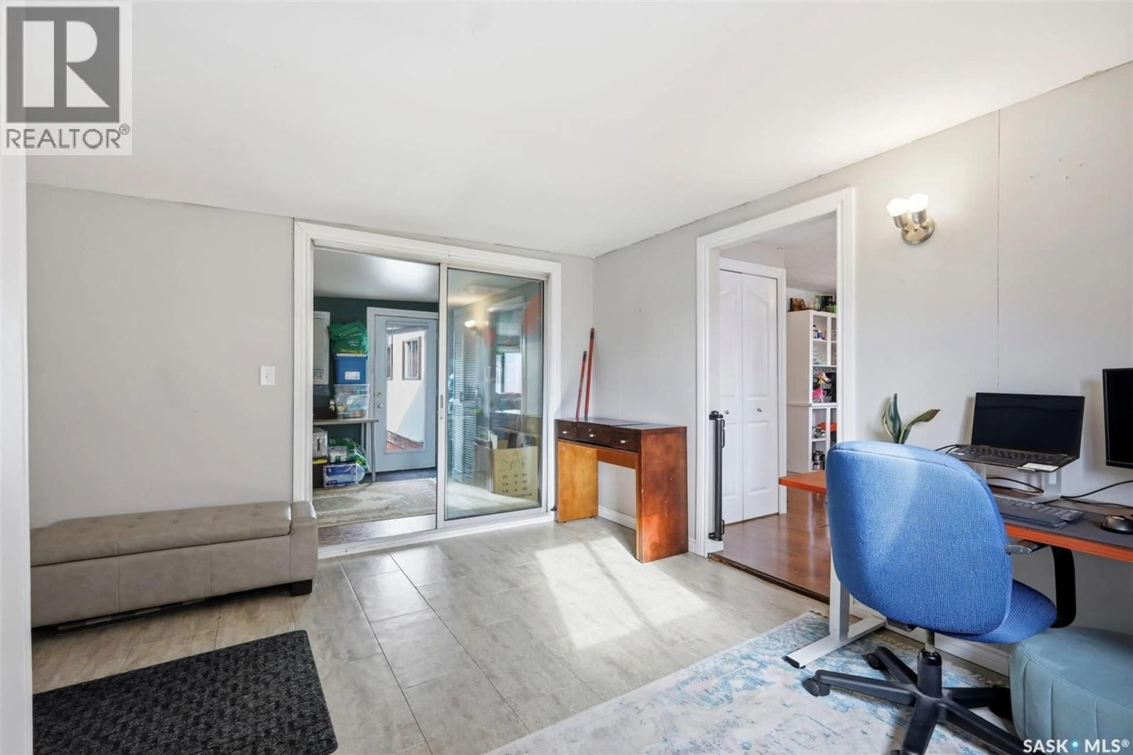 Indoor foyer for 111 LELAND TERRACE, Saskatoon Saskatchewan S7H5A1