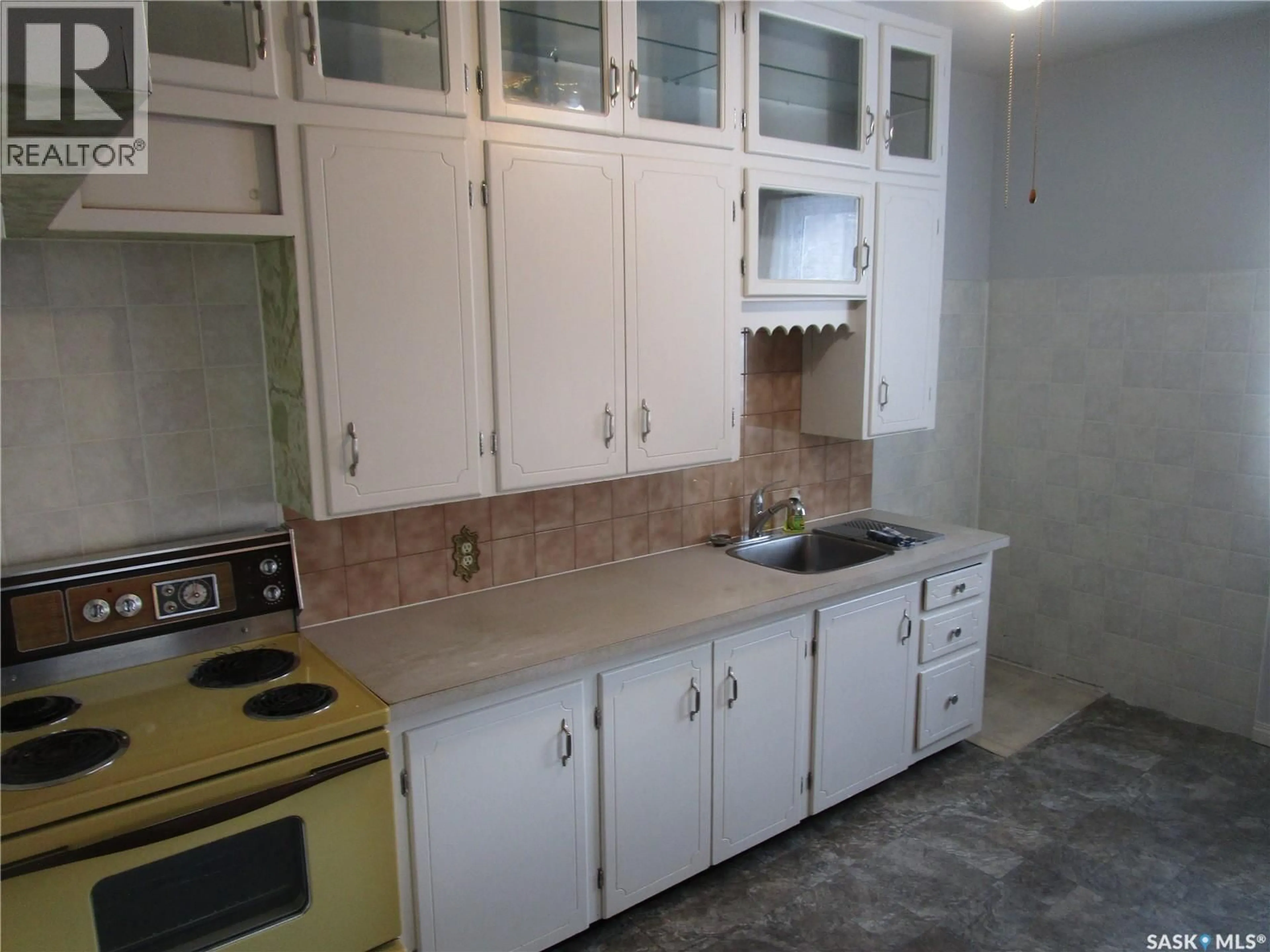 Standard kitchen, ceramic/tile floor for 1328 RETALLACK STREET, Regina Saskatchewan S4T2H9