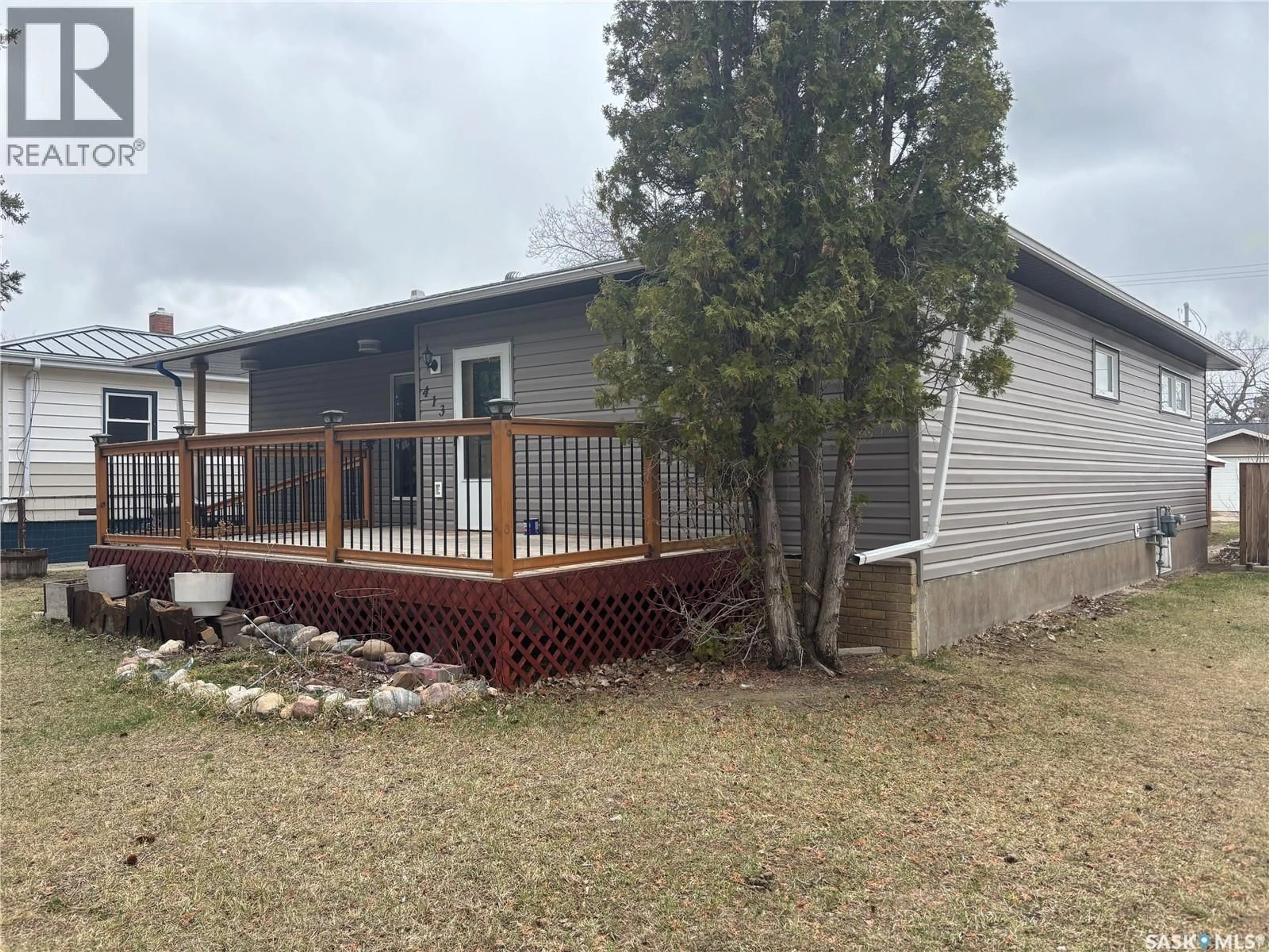 Home with vinyl exterior material, water/lake/river/ocean view for 413 MAPLE STREET, Maple Creek Saskatchewan S0N1N0