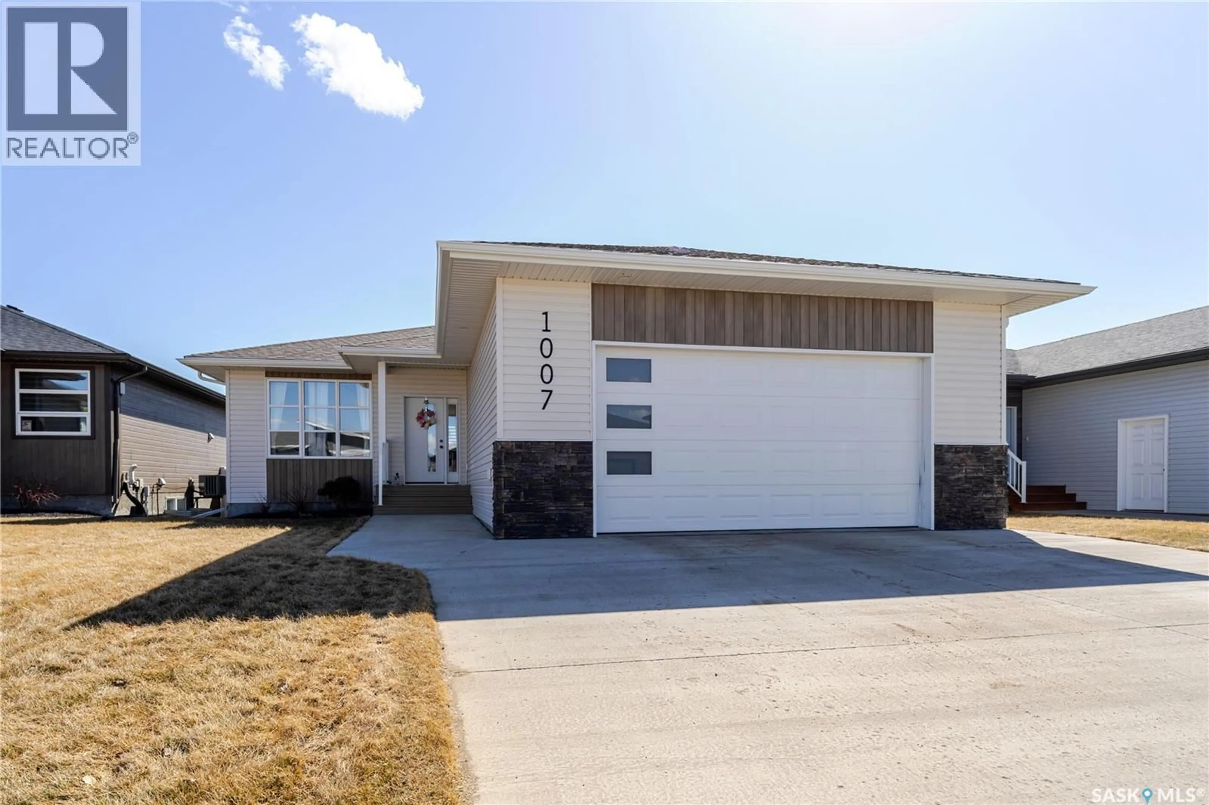 Home with vinyl exterior material, street for 1007 MAPLEWOOD DRIVE, Moose Jaw Saskatchewan S6J0B6