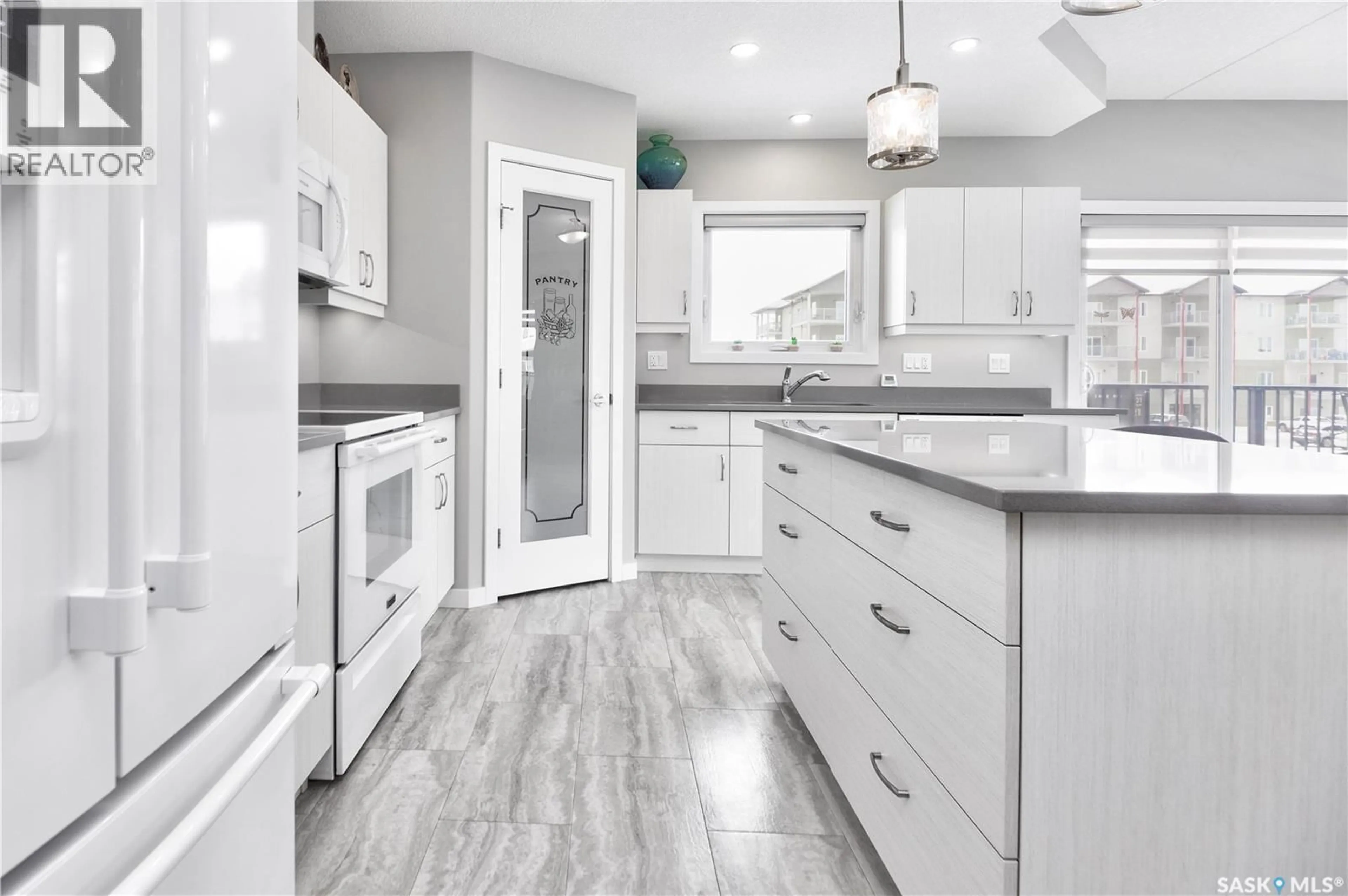 Contemporary kitchen, unknown for 204 - 2641 WOODBRIDGE DRIVE, Prince Albert Saskatchewan S6W0A9