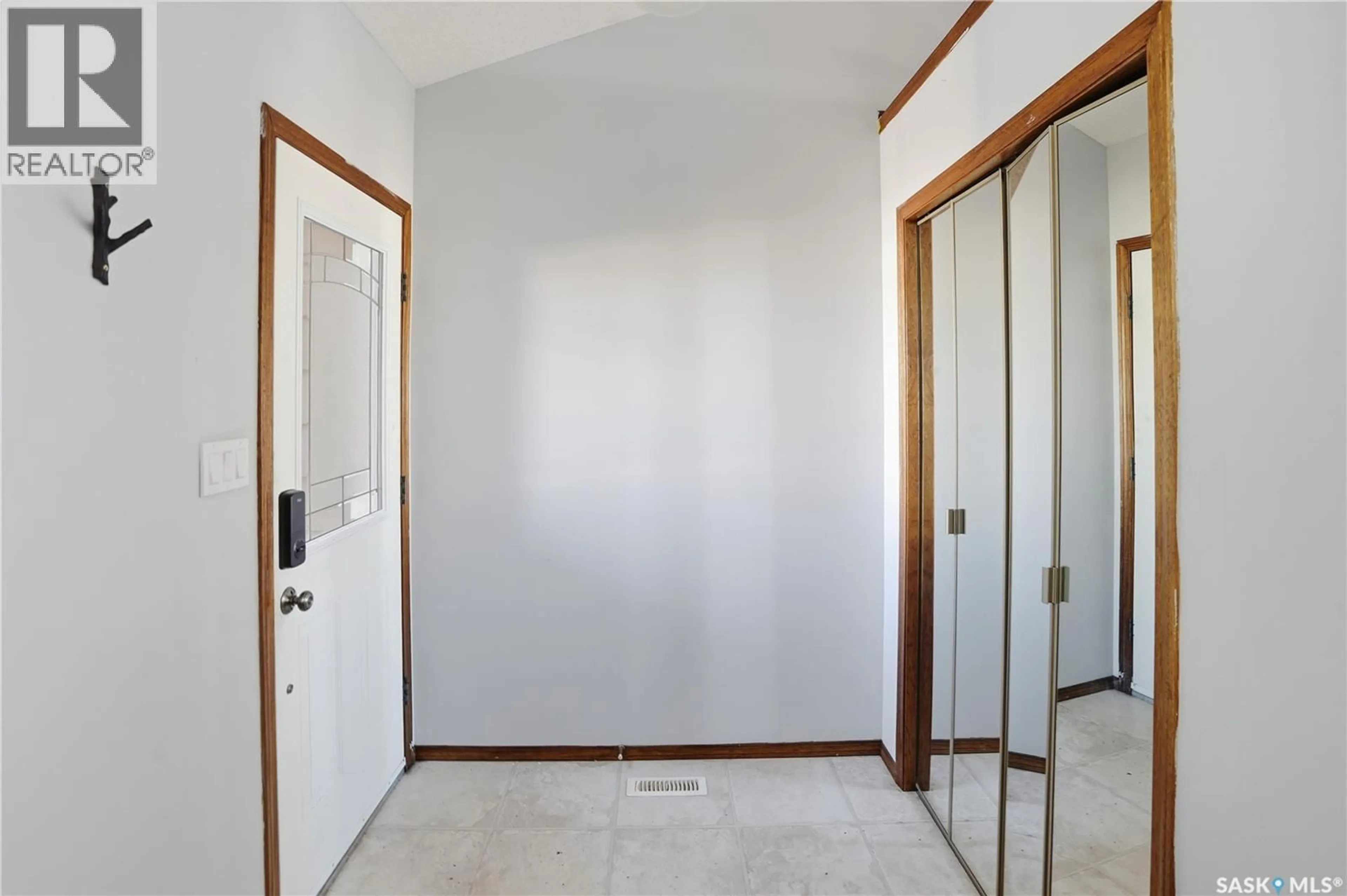 Indoor foyer for 2643 CROCUS DRIVE, Regina Saskatchewan S4V1S8