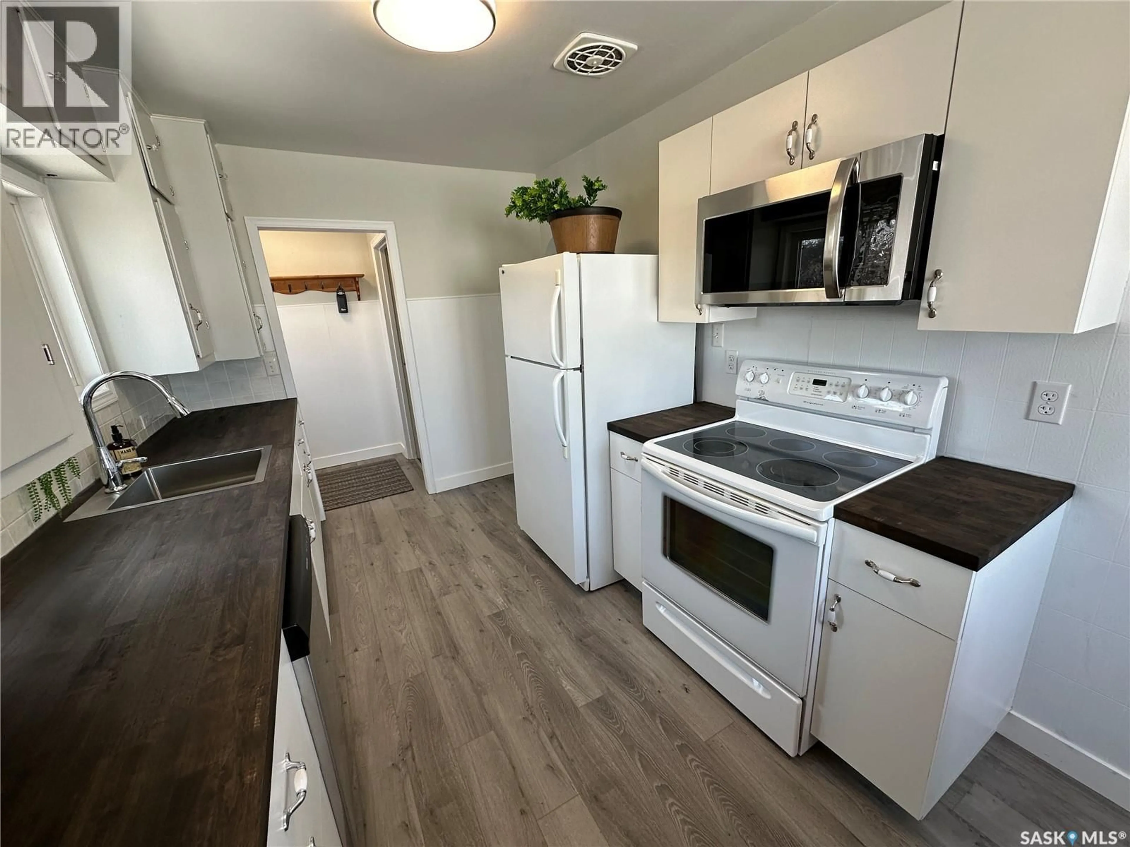 Standard kitchen, unknown for 105 5TH AVENUE, Shellbrook Saskatchewan S0J2E0