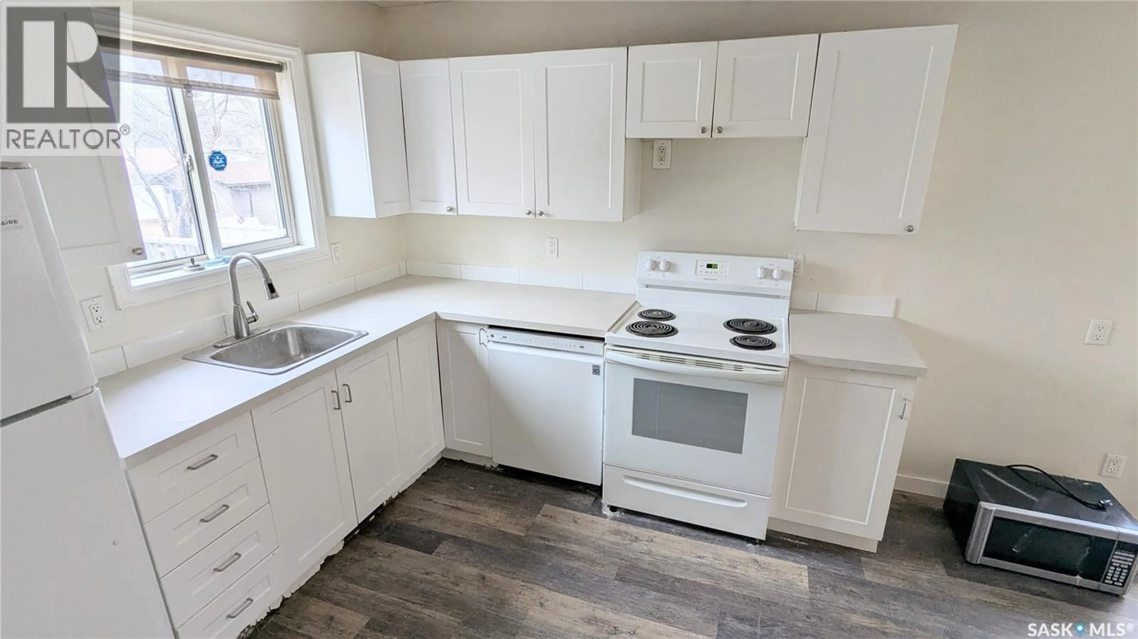 Standard kitchen, wood/laminate floor for 407 U AVENUE, Saskatoon Saskatchewan S7M3C4