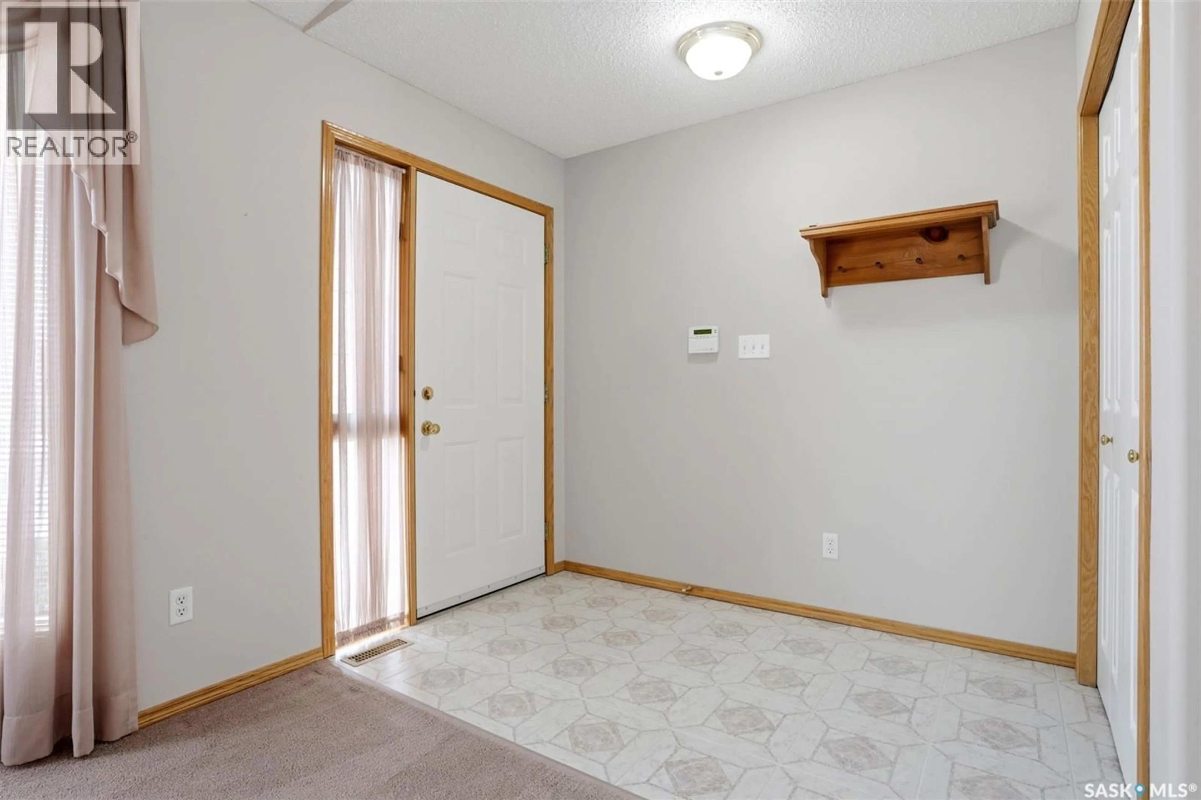 Indoor foyer for 915 GARRY STREET, Regina Saskatchewan S4X2R6