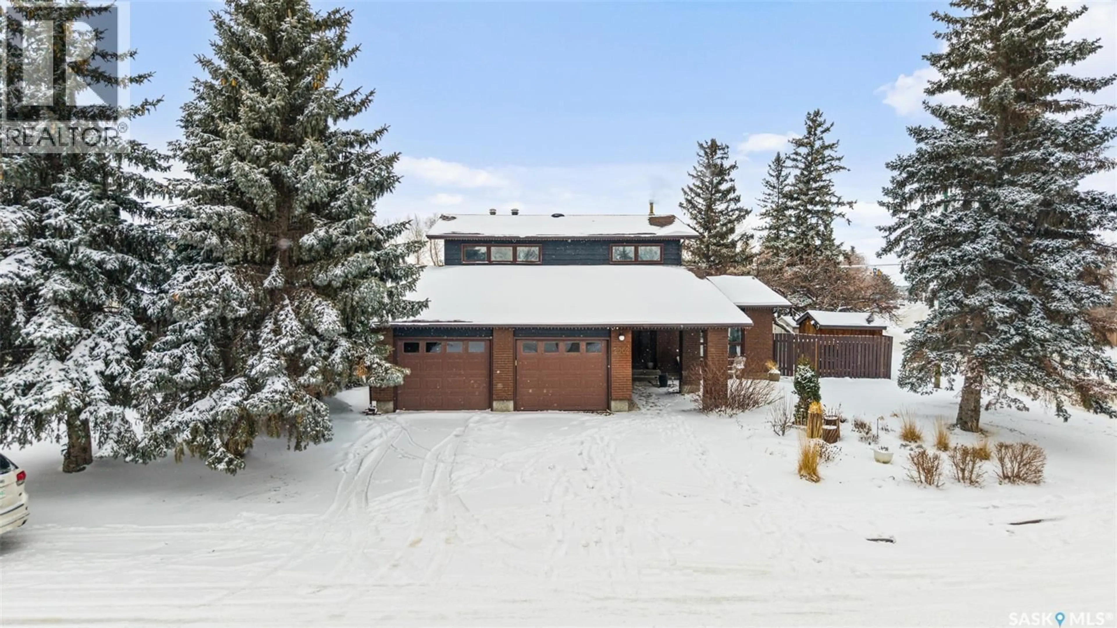 A pic from outside/outdoor area/front of a property/back of a property/a pic from drone, street for 2002 BRAUN BAY, Regina Saskatchewan S4V2Z3