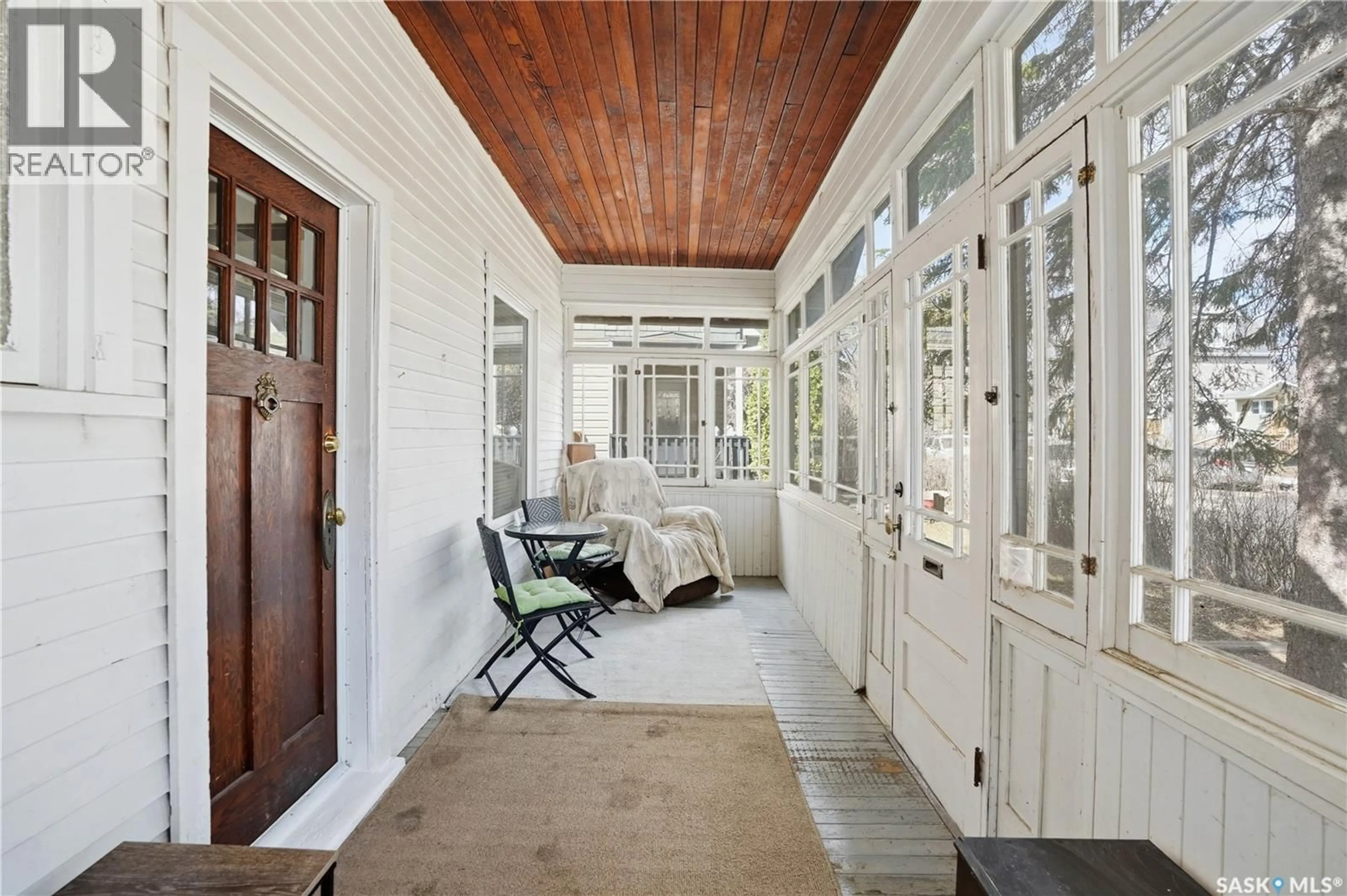 Indoor entryway for 1150 3RD AVENUE, Moose Jaw Saskatchewan S6H1G1