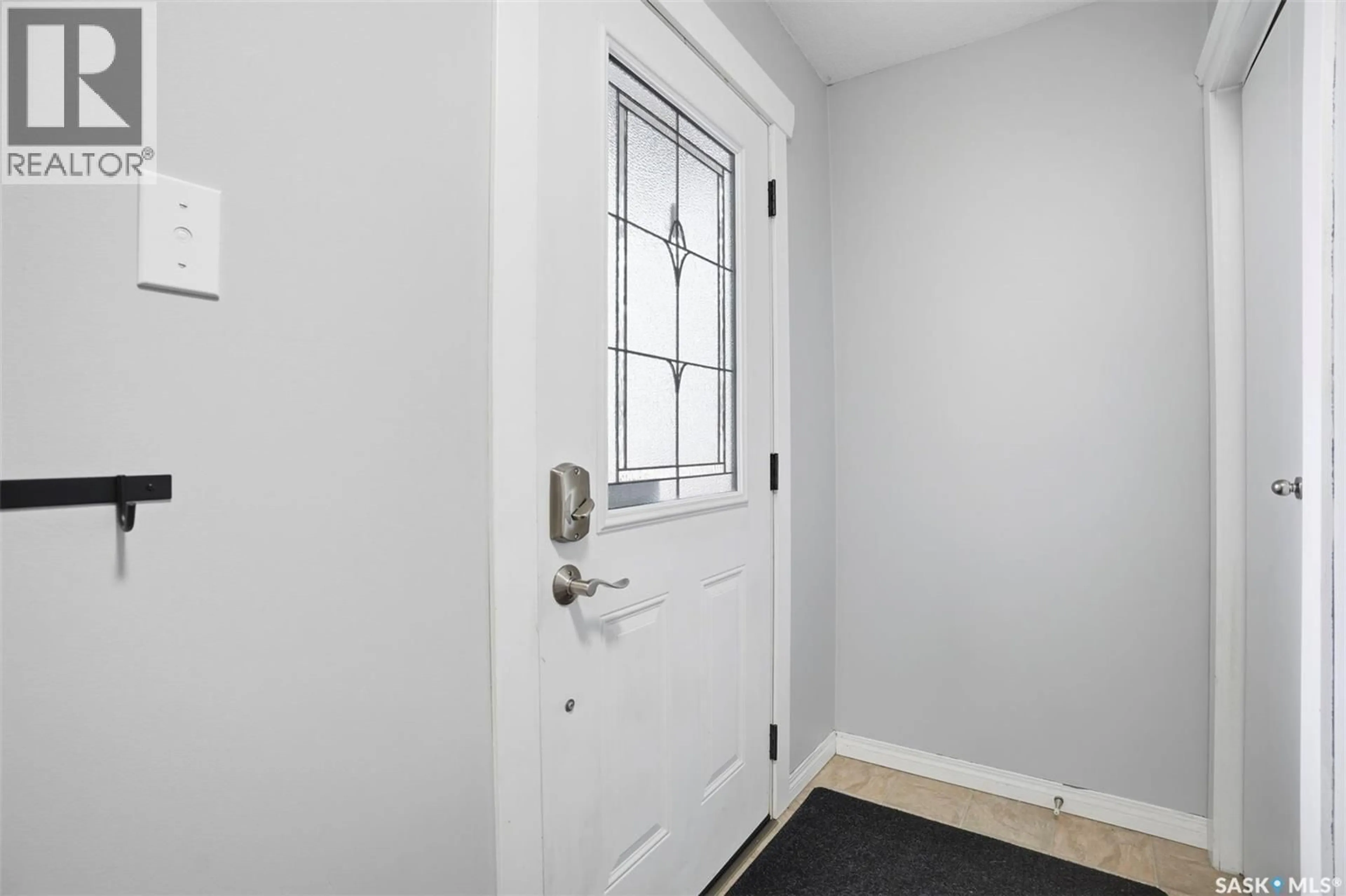 Indoor entryway for 2532 KELVIN AVENUE, Saskatoon Saskatchewan S7J0T7