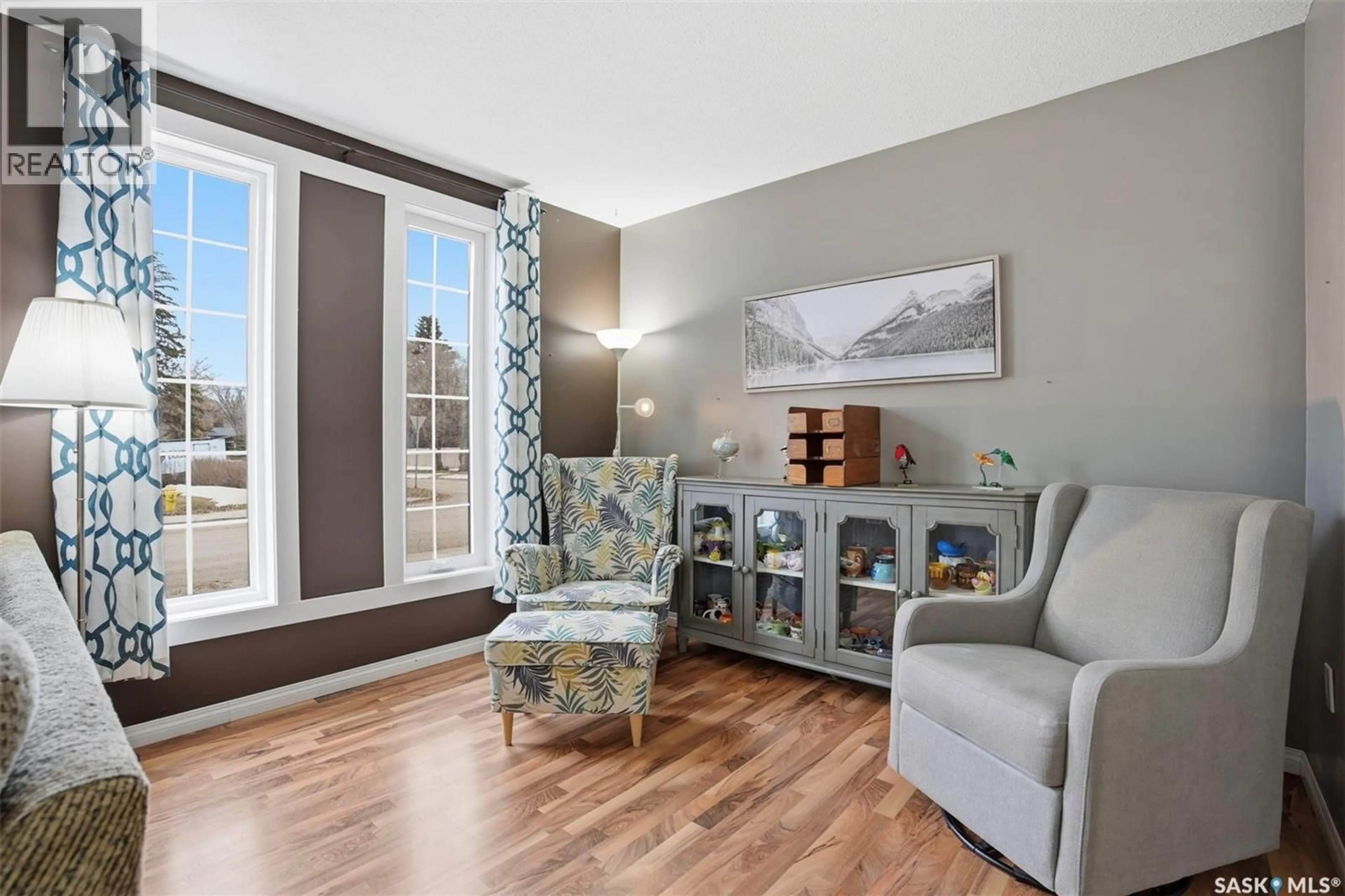 Living room with furniture, wood/laminate floor for 2532 KELVIN AVENUE, Saskatoon Saskatchewan S7J0T7