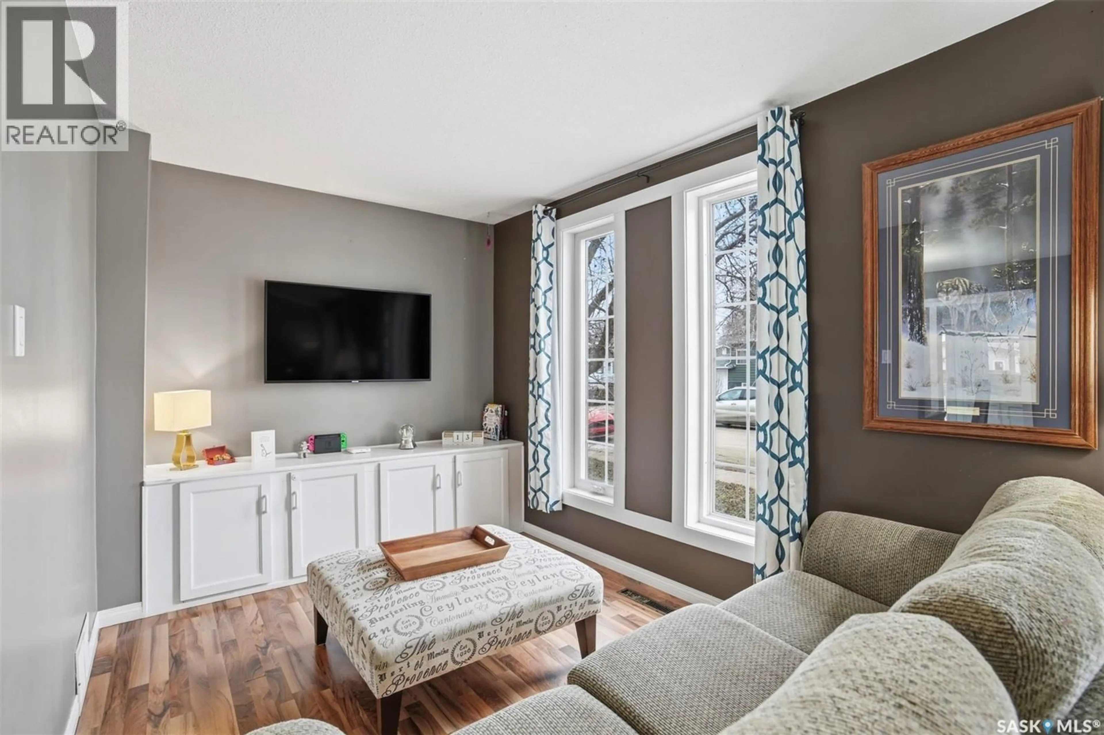 Living room with furniture, unknown for 2532 KELVIN AVENUE, Saskatoon Saskatchewan S7J0T7