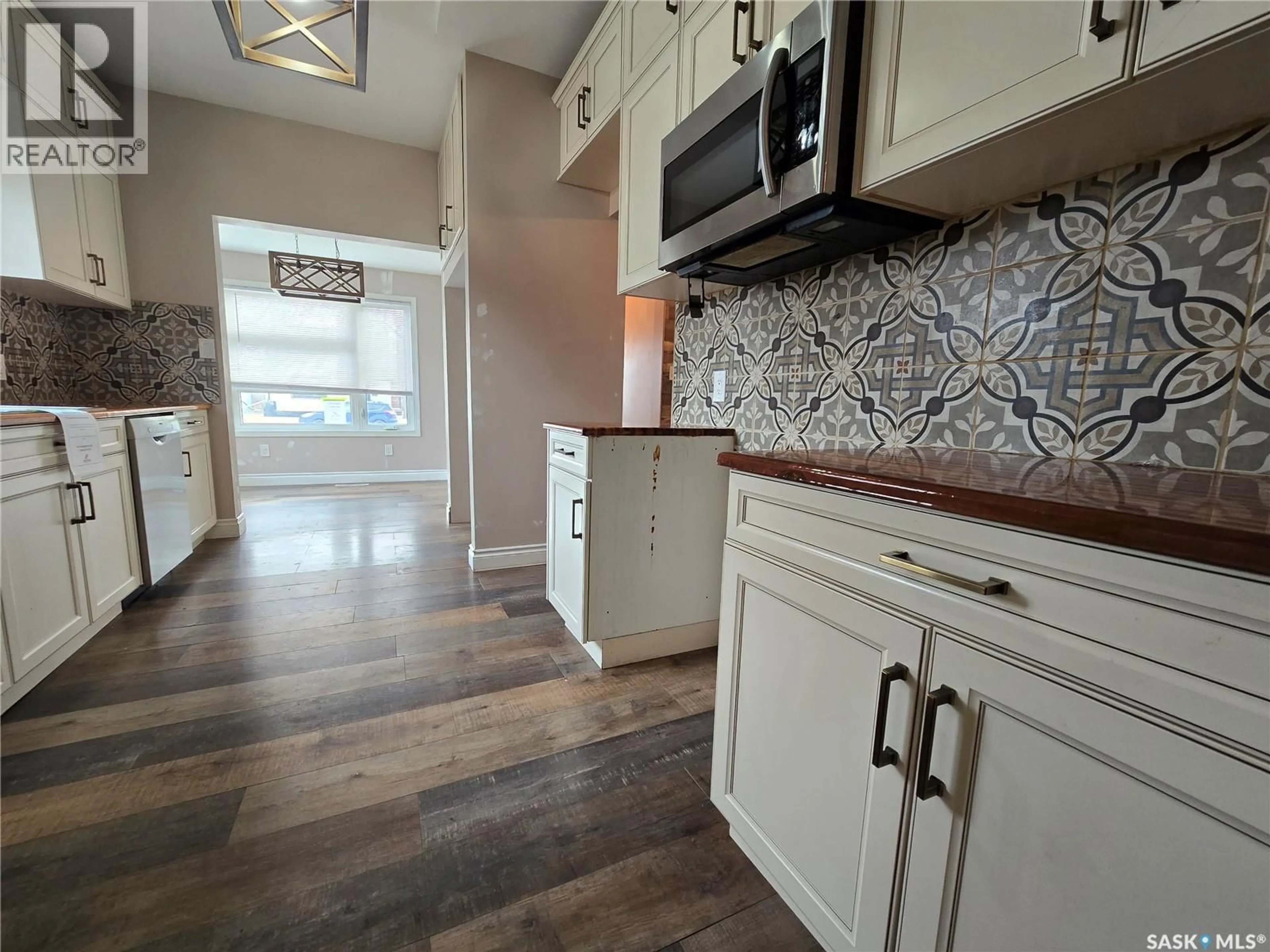 Open concept kitchen, ceramic/tile floor for 523 KING STREET, Weyburn Saskatchewan S4H0P8