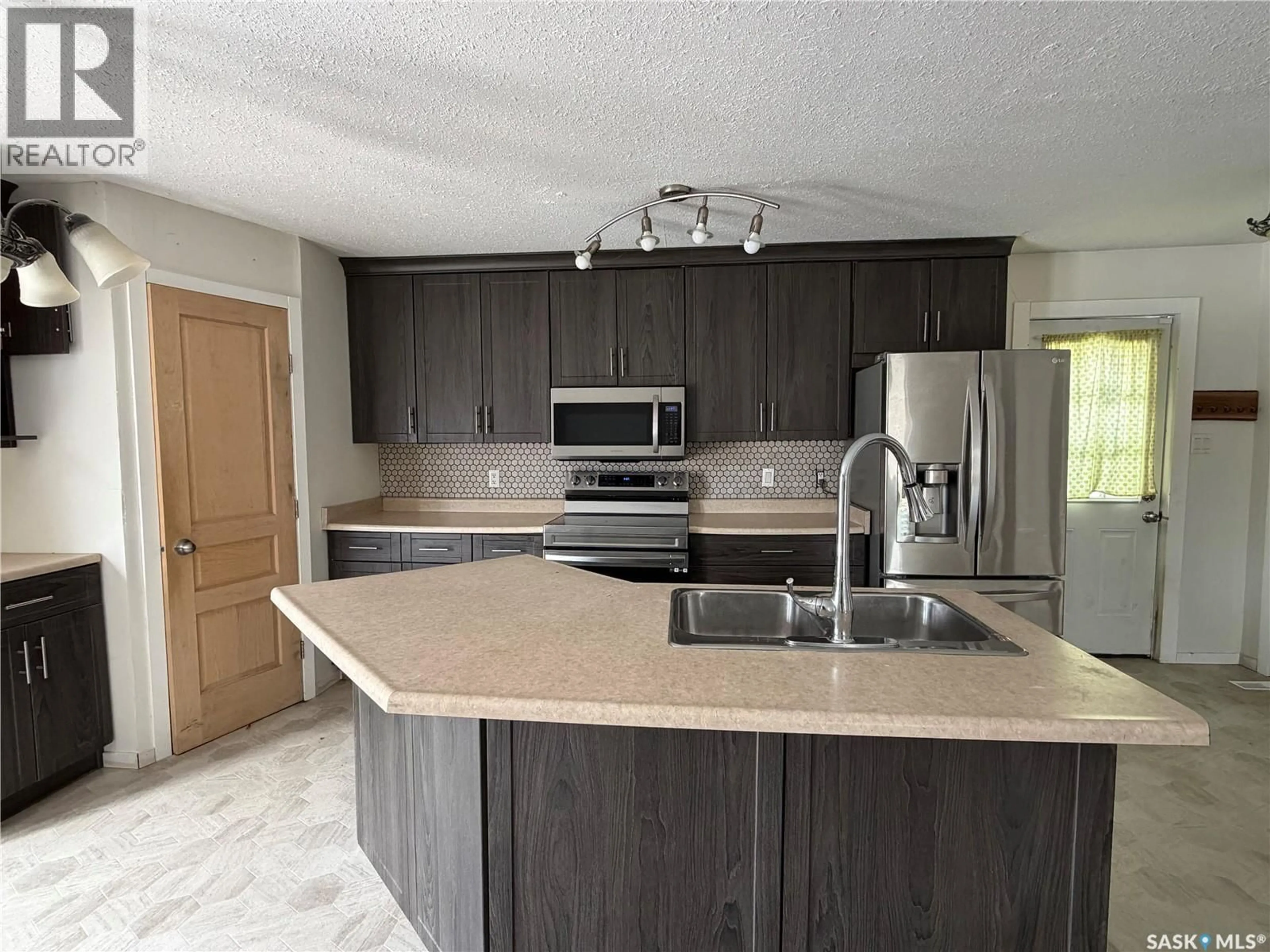 Open concept kitchen, unknown for 407 2ND STREET, Meadow Lake Saskatchewan S9X1E8