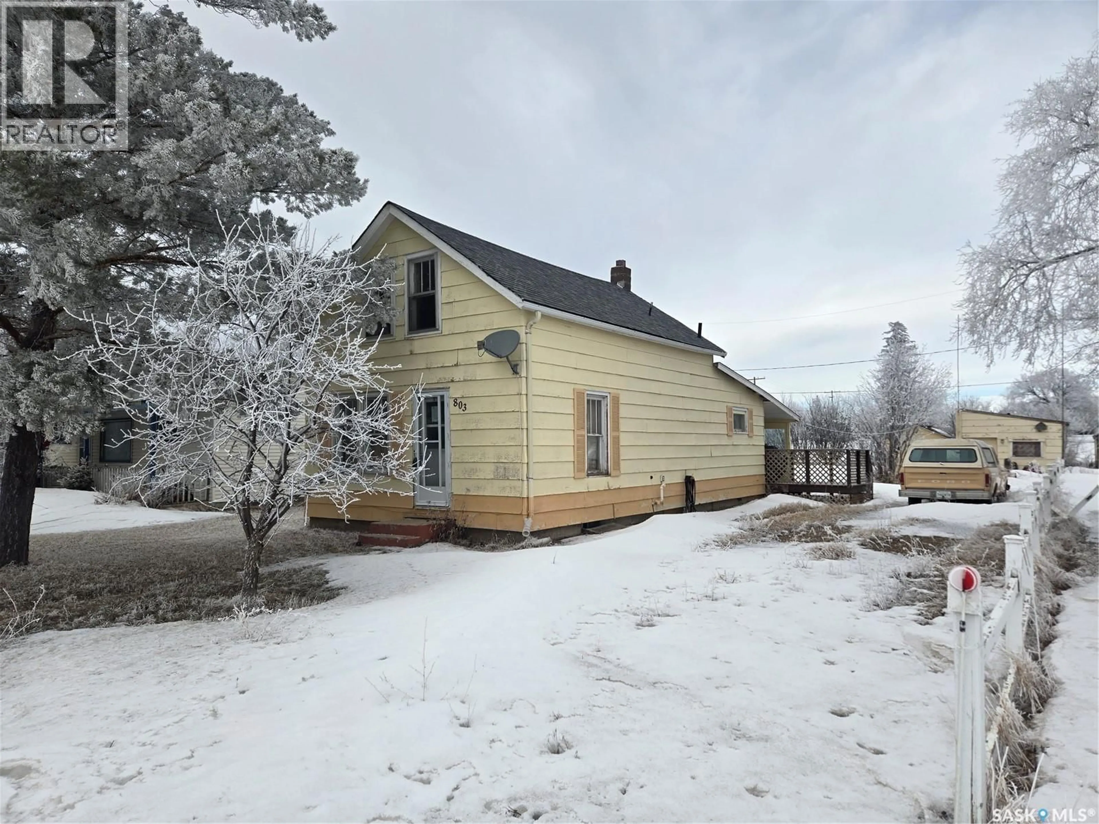 A pic from outside/outdoor area/front of a property/back of a property/a pic from drone, street for 803 HALL STREET, Loreburn Saskatchewan S7H0C1