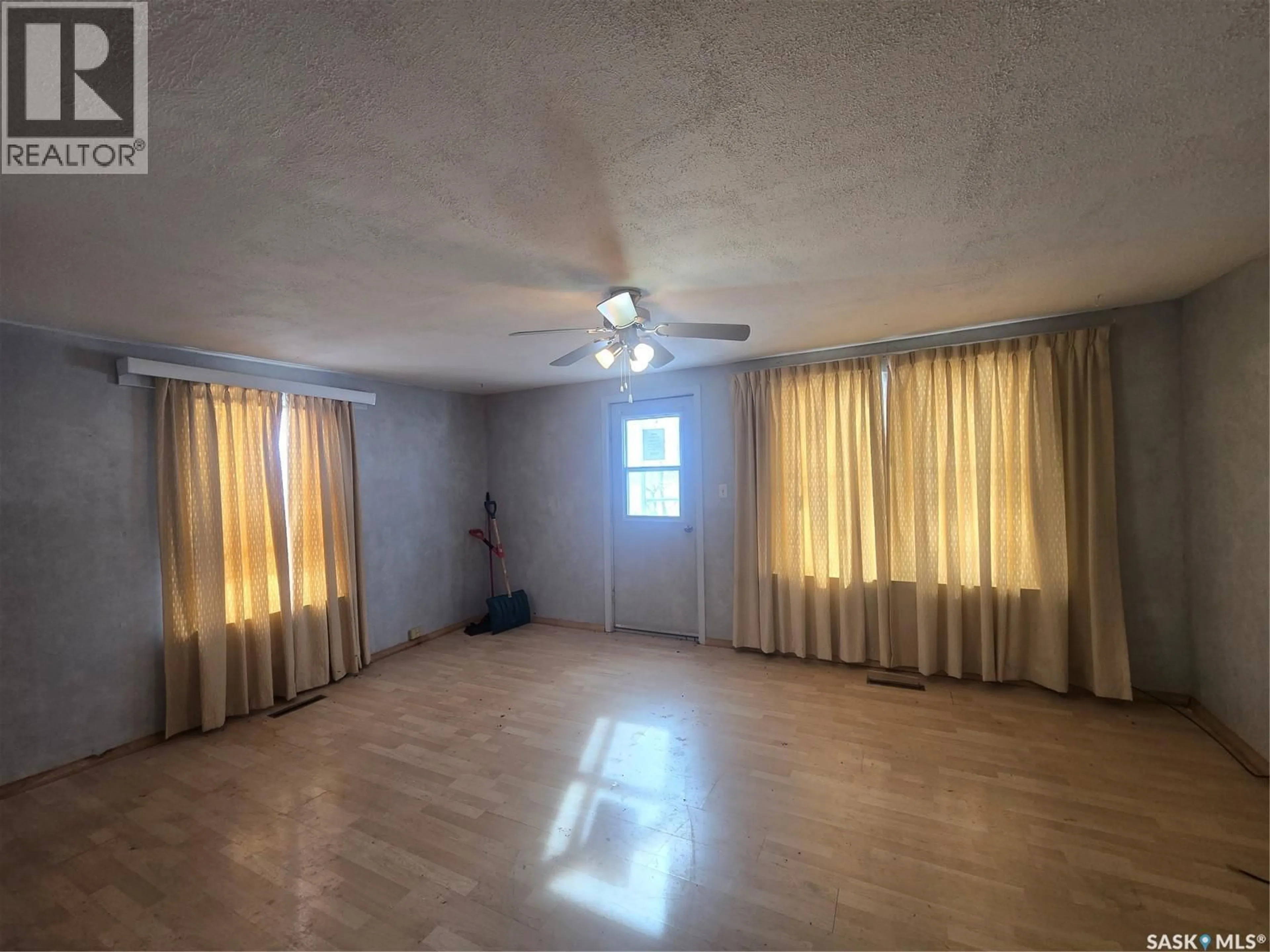 A pic of a room for 803 HALL STREET, Loreburn Saskatchewan S7H0C1