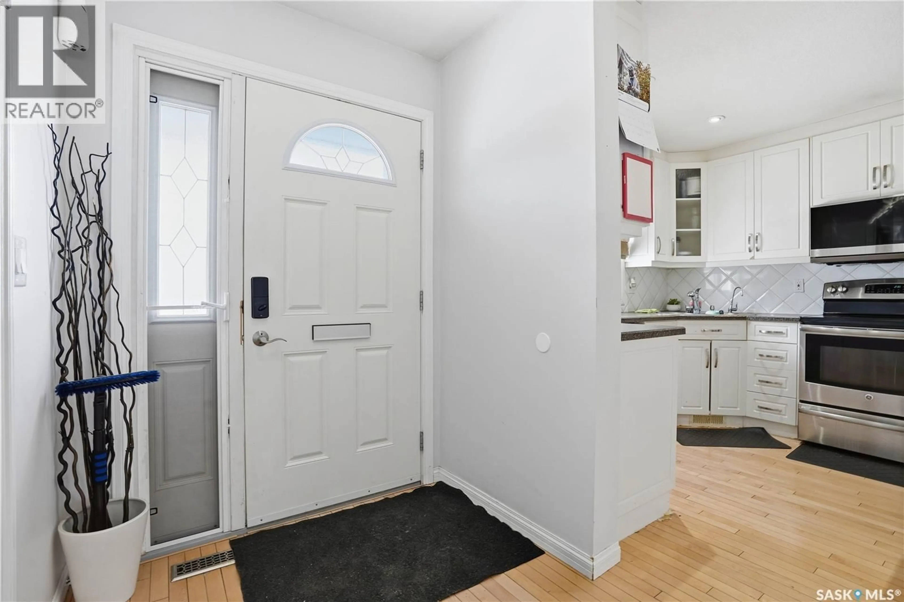 Indoor entryway for 226 PLAINSVIEW DRIVE, Regina Saskatchewan S4S6N1