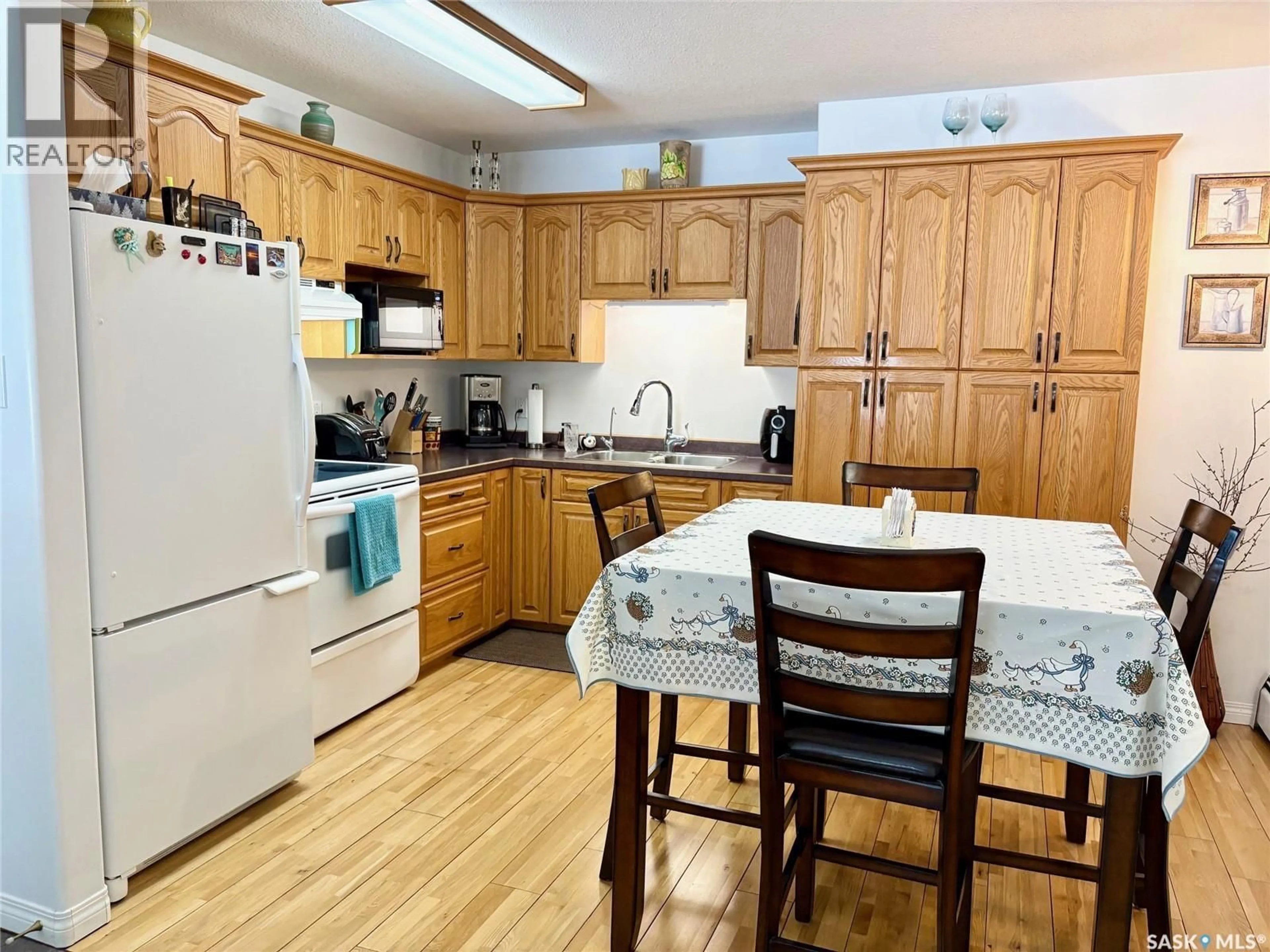 Standard kitchen, unknown for 30 - 102 RUSSELL DRIVE, Yorkton Saskatchewan S3N3W2