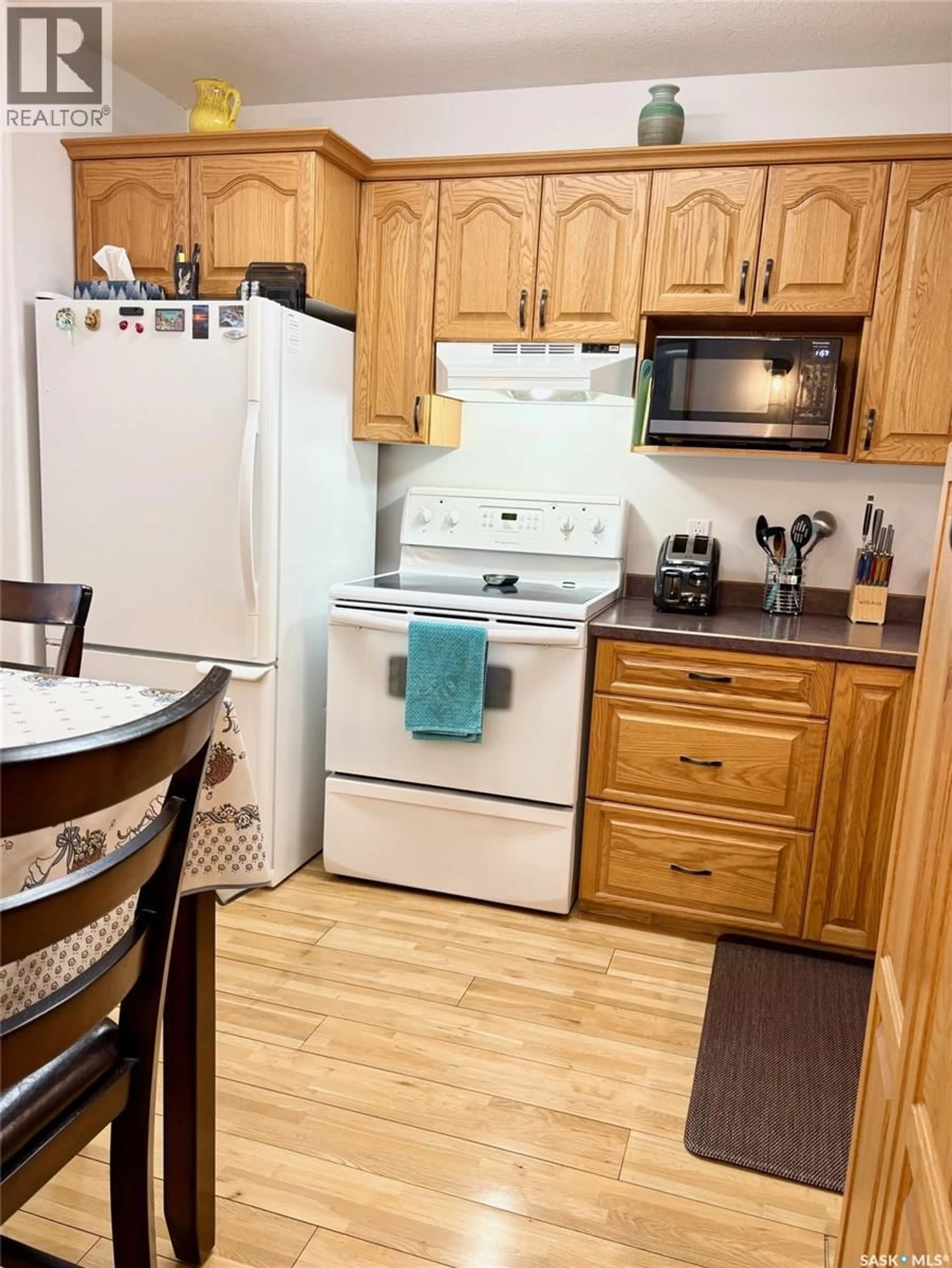Standard kitchen, wood/laminate floor for 30 - 102 RUSSELL DRIVE, Yorkton Saskatchewan S3N3W2