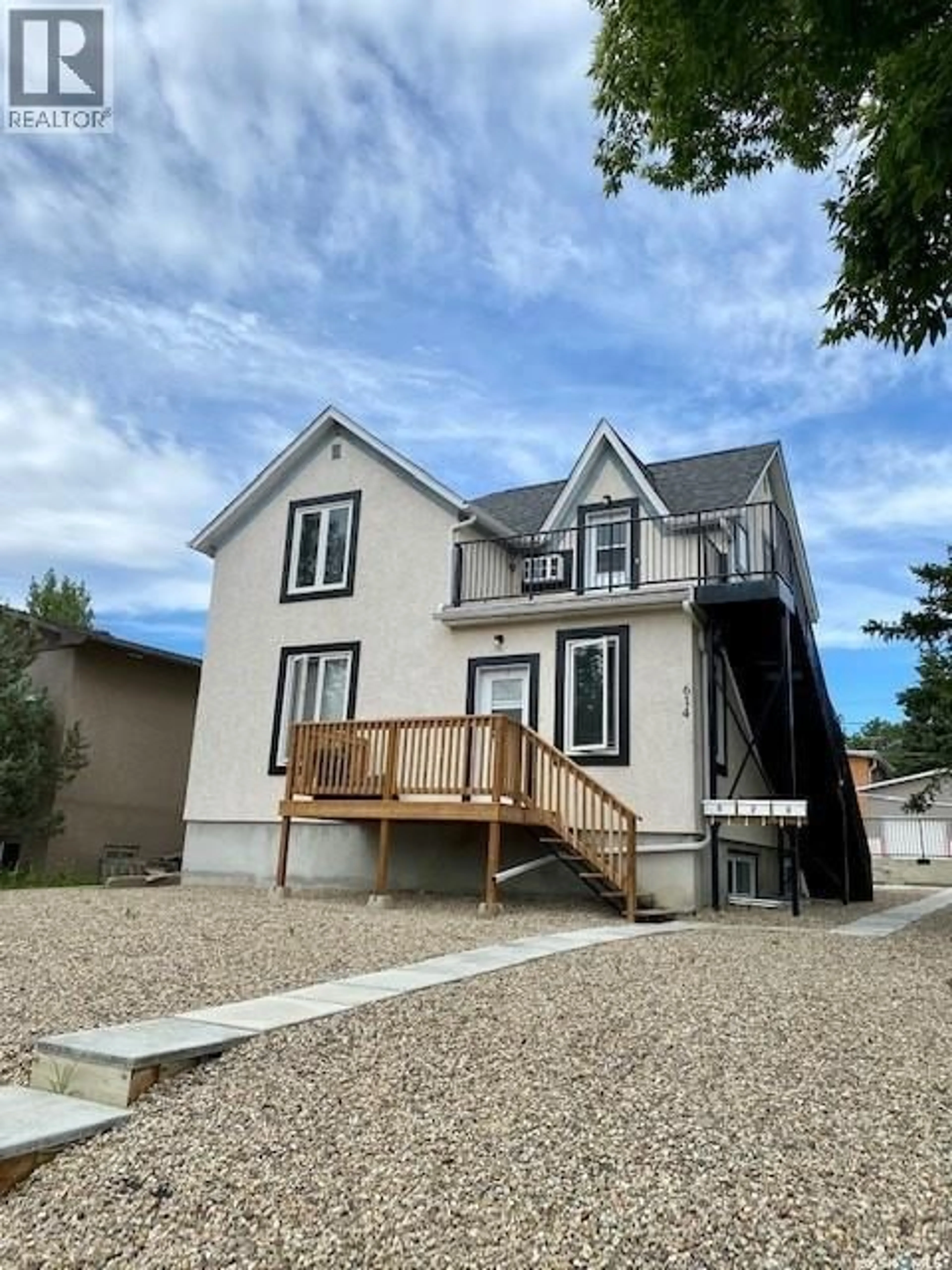 A pic from outside/outdoor area/front of a property/back of a property/a pic from drone, street for 614 7TH AVENUE, Swift Current Saskatchewan S9H2M4