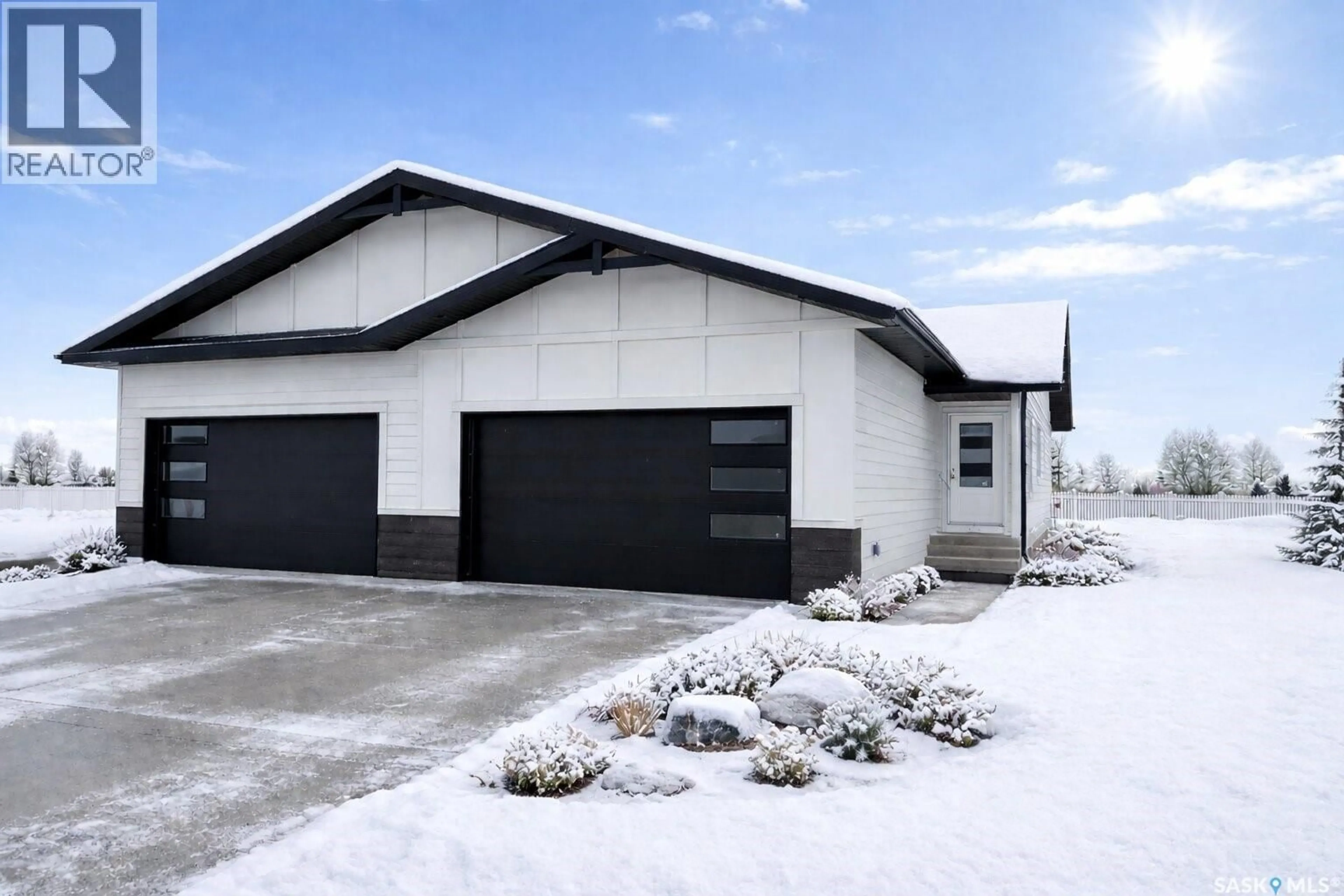 Indoor garage for 858 DELAET BAY, Warman Saskatchewan S0K4S0