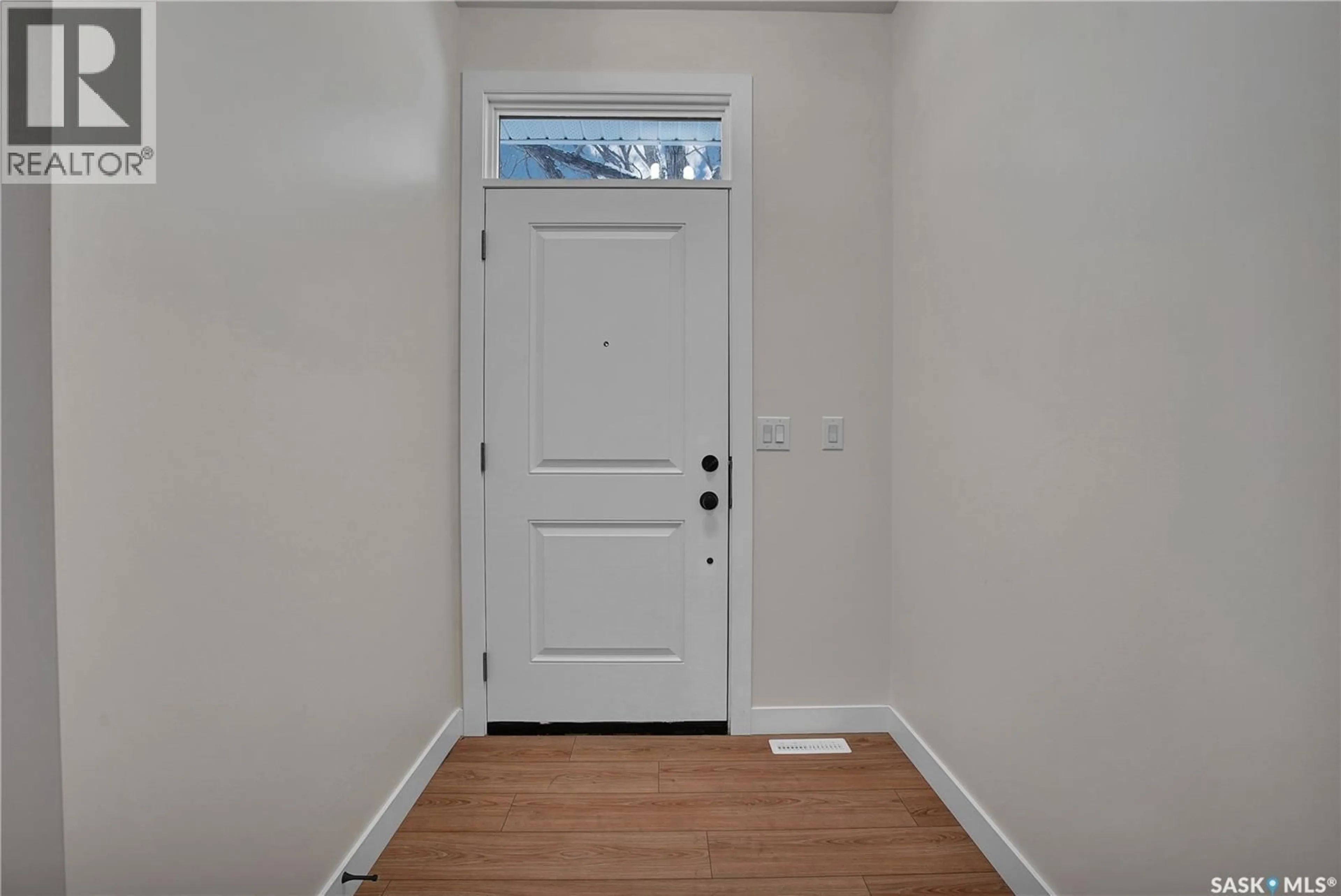 Indoor entryway for 1401 CAIRNS AVENUE, Saskatoon Saskatchewan S7H2H3