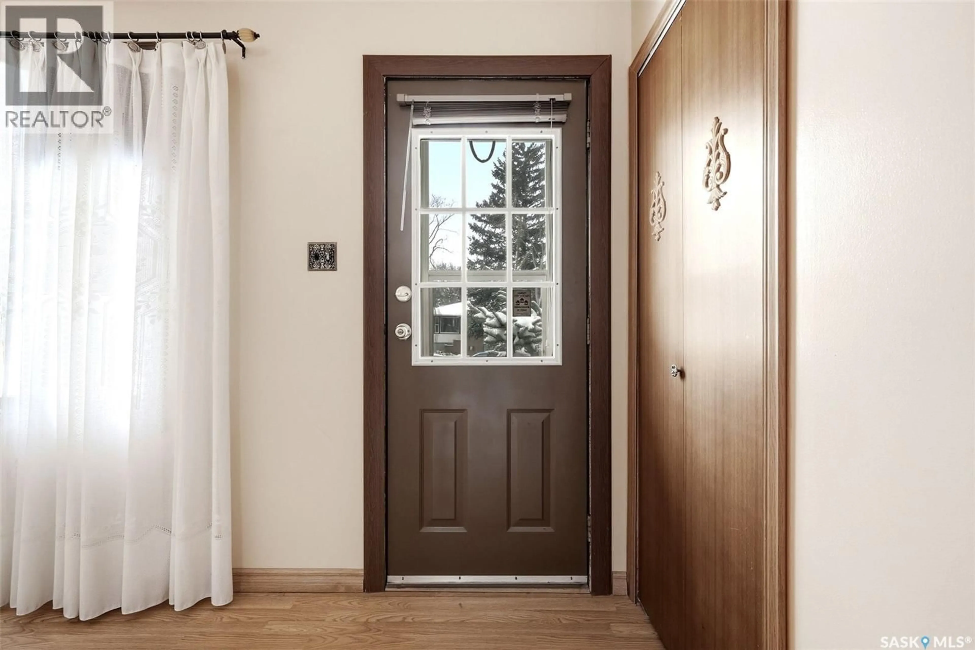 Indoor entryway for 3069 ELPHINSTONE STREET, Regina Saskatchewan S4S2A6