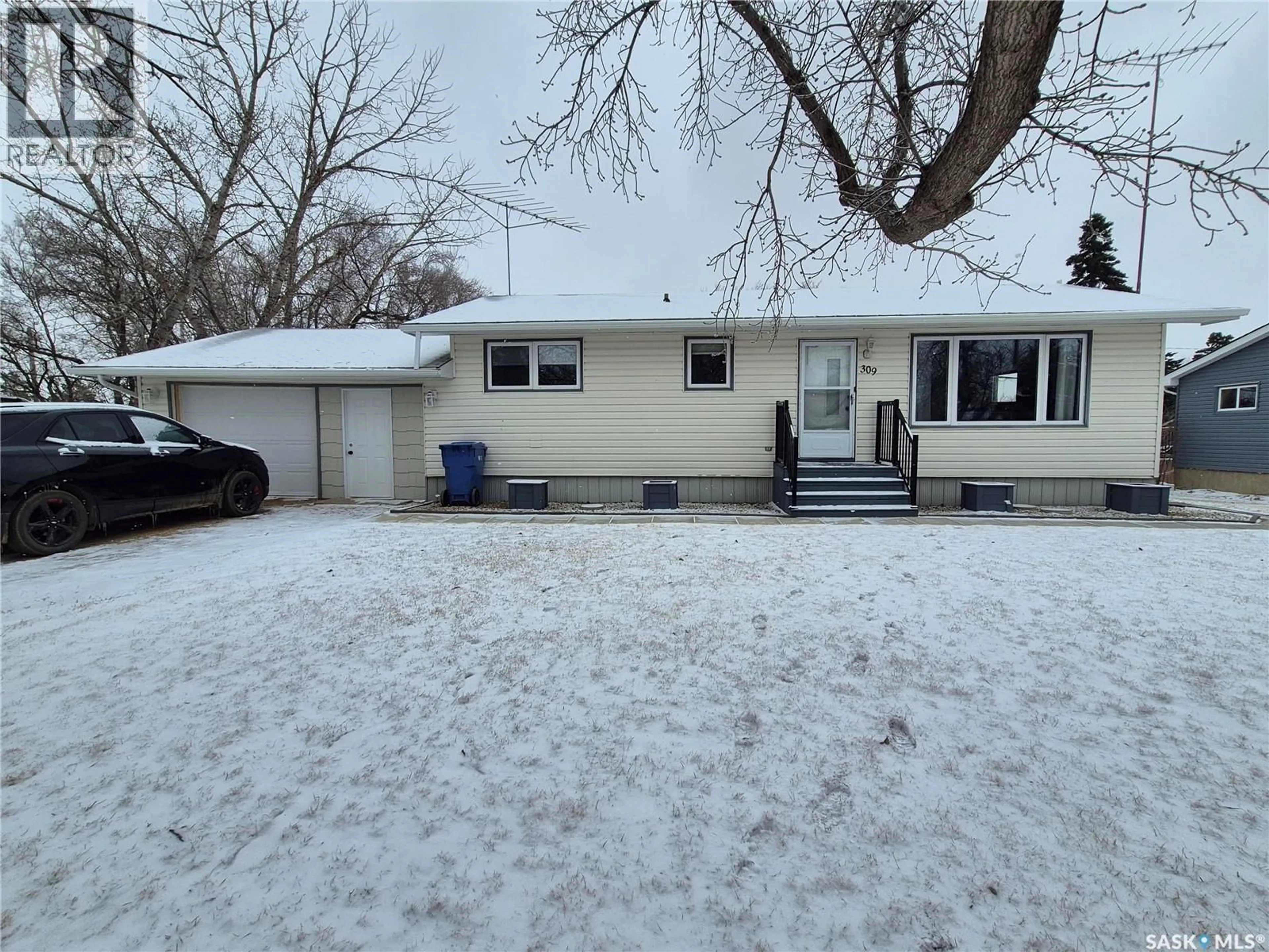 A pic from outside/outdoor area/front of a property/back of a property/a pic from drone, street for 309 FREDERICK STREET, Ogema Saskatchewan S0C1Y0