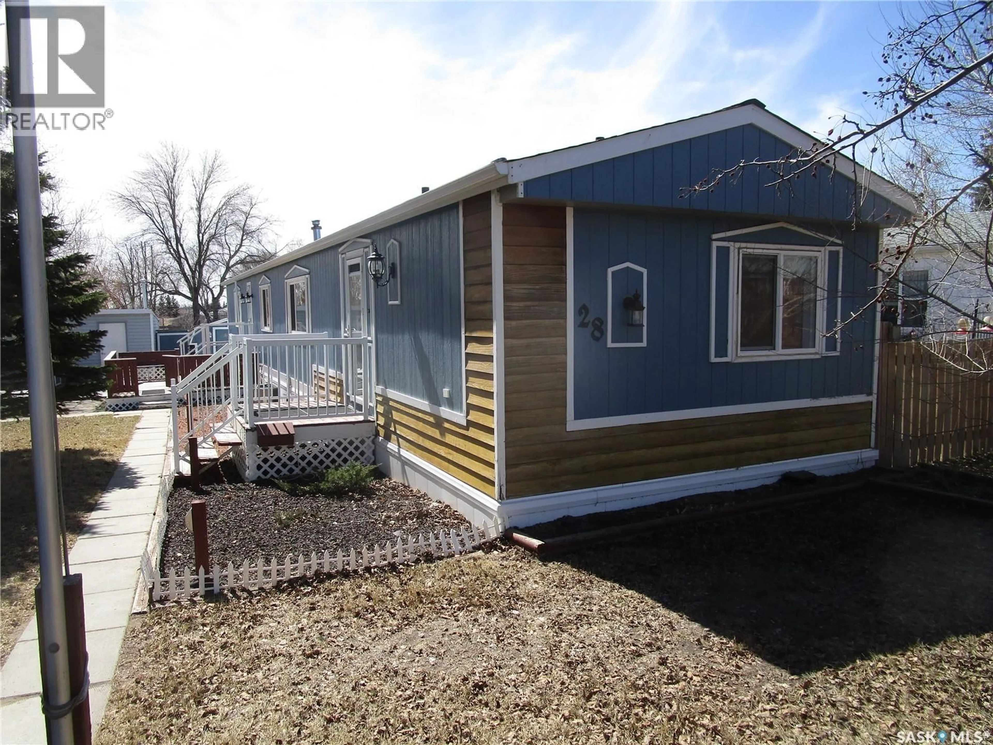 Home with vinyl exterior material, street for 28 CRYSTAL DRIVE, Edenwold Rm No.158 Saskatchewan S4L1B3