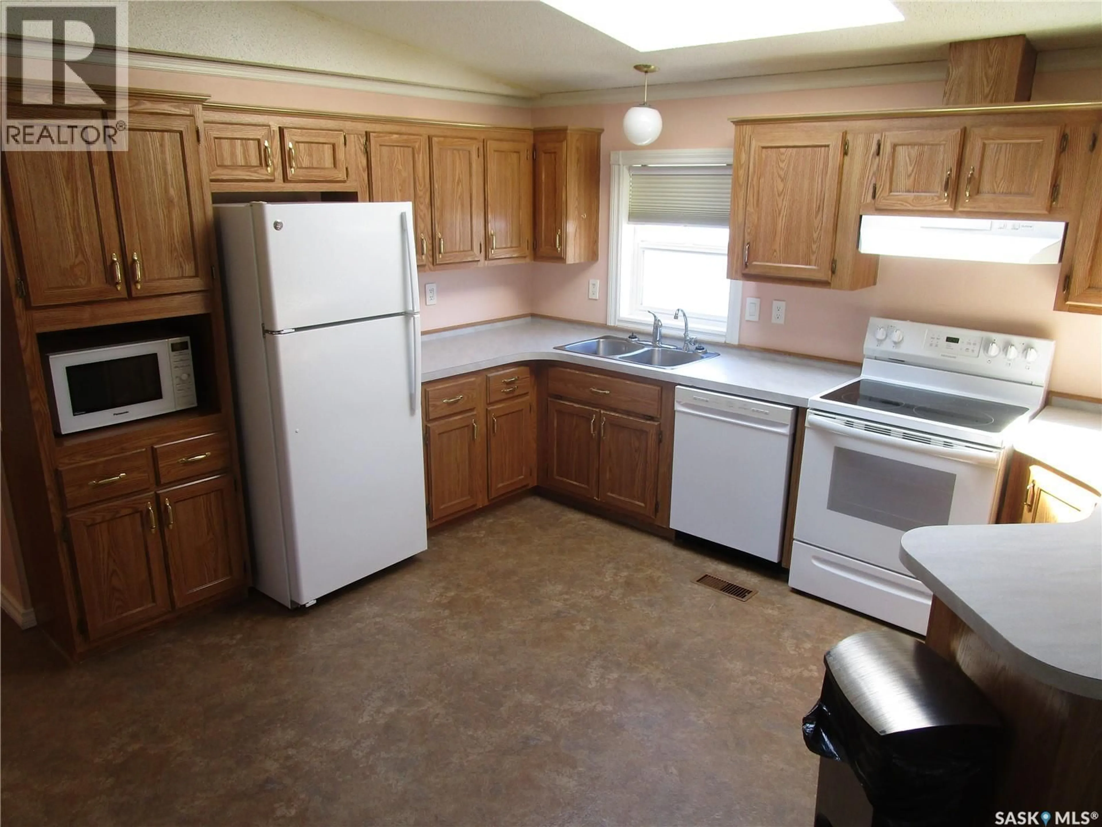 Standard kitchen, unknown for 28 CRYSTAL DRIVE, Edenwold Rm No.158 Saskatchewan S4L1B3