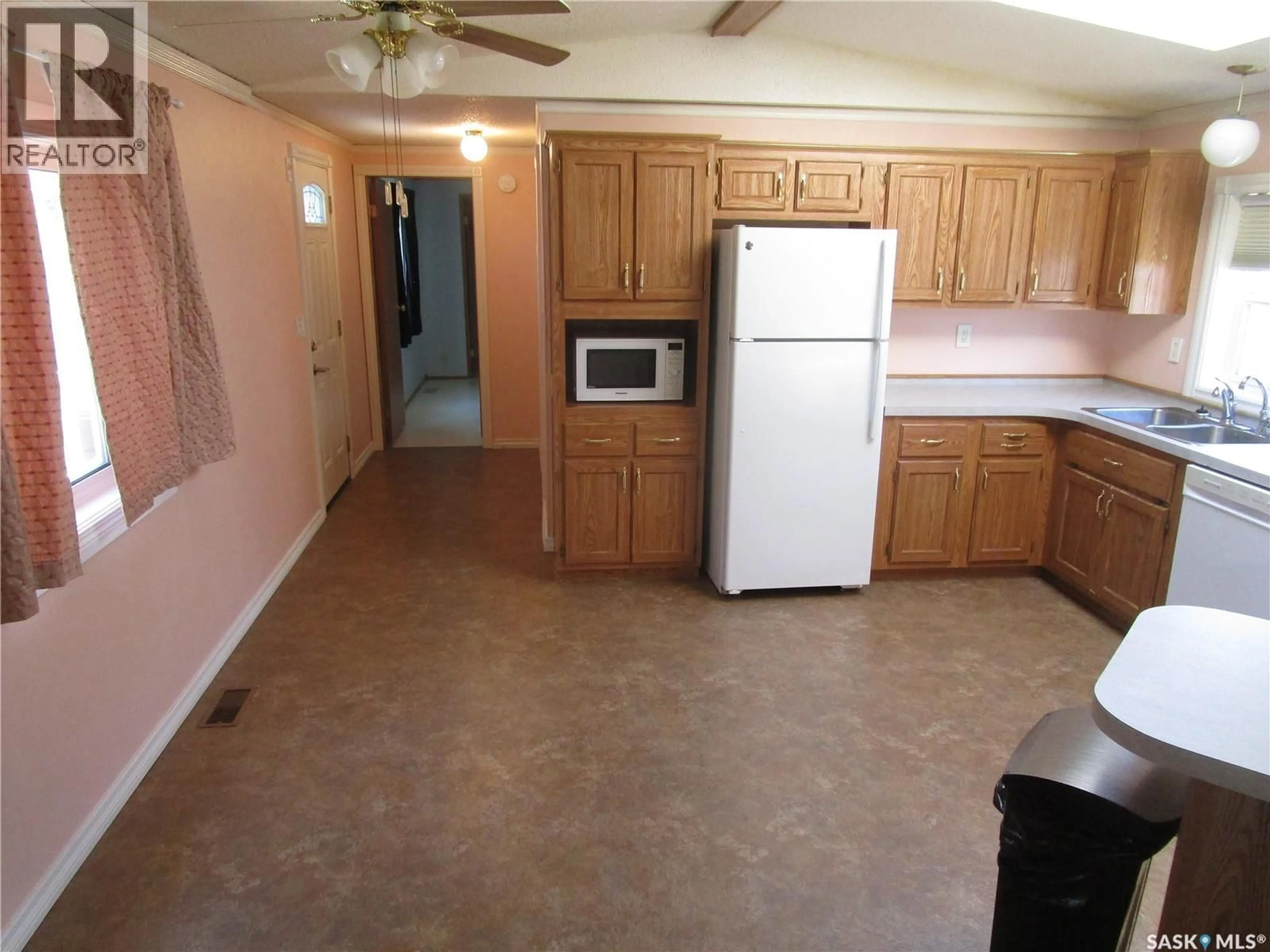 Standard kitchen, unknown for 28 CRYSTAL DRIVE, Edenwold Rm No.158 Saskatchewan S4L1B3
