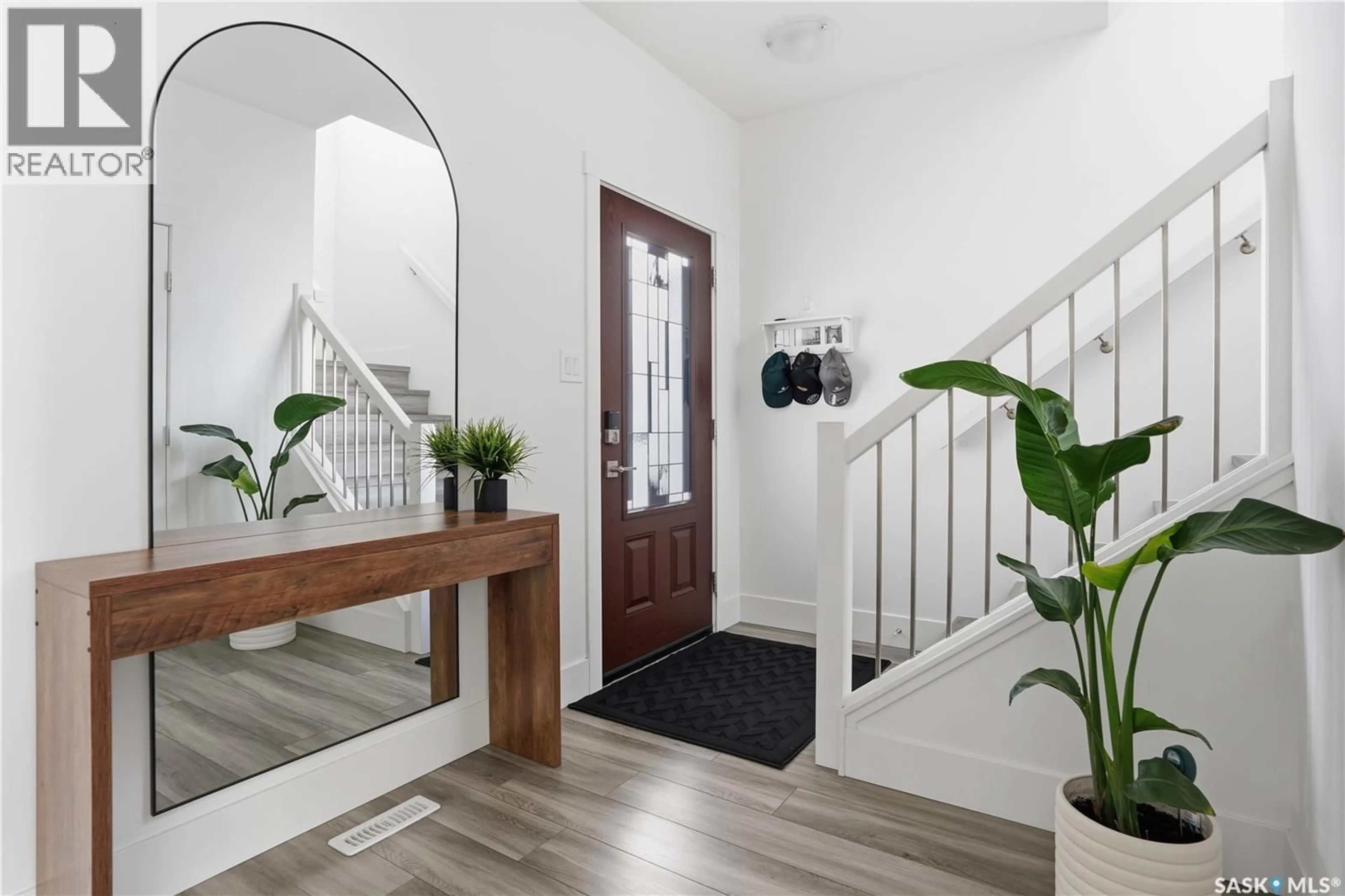 Indoor entryway for 1037 MAPLEWOOD DRIVE, Moose Jaw Saskatchewan S6J0E4