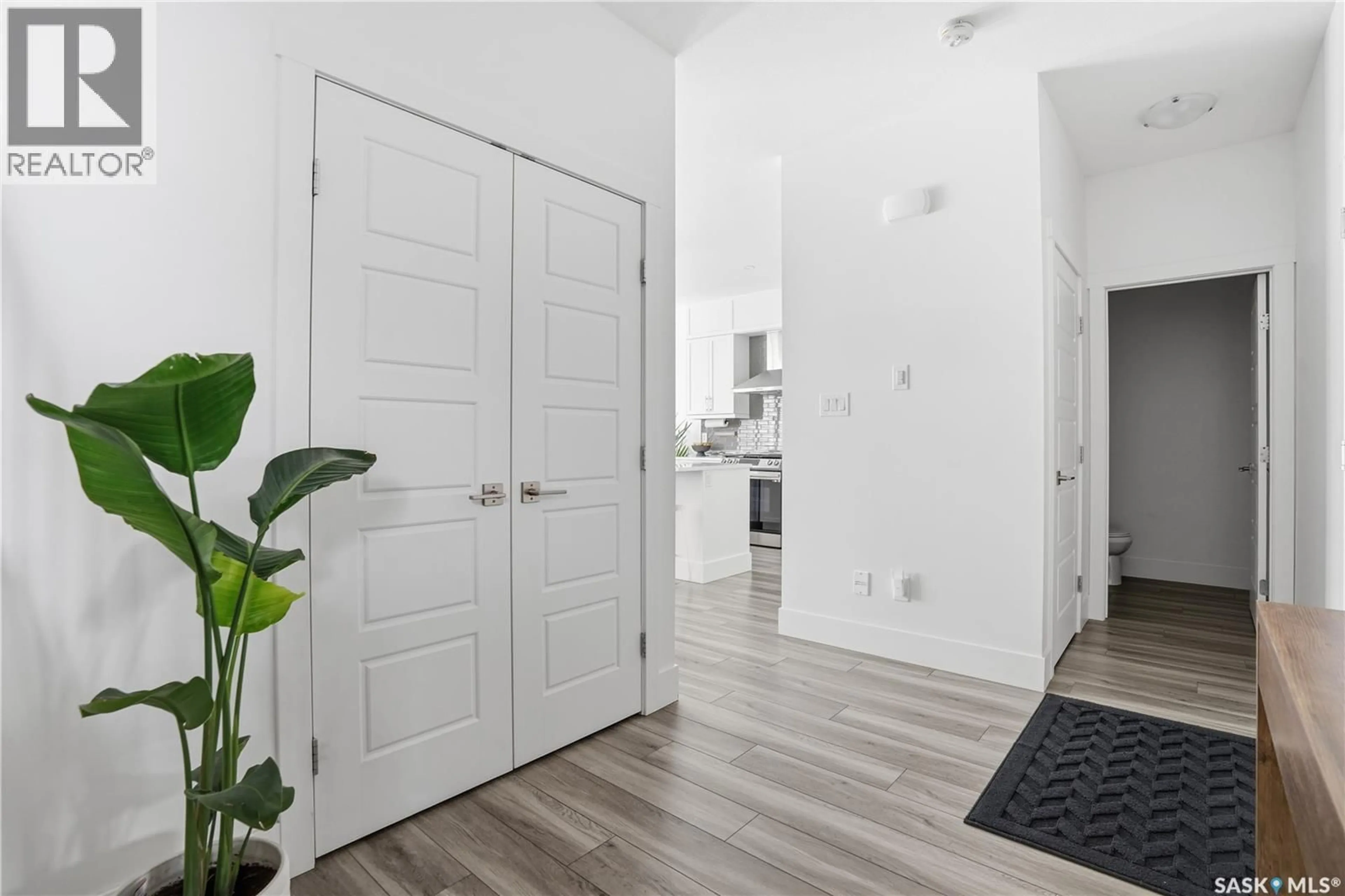 Indoor entryway for 1037 MAPLEWOOD DRIVE, Moose Jaw Saskatchewan S6J0E4