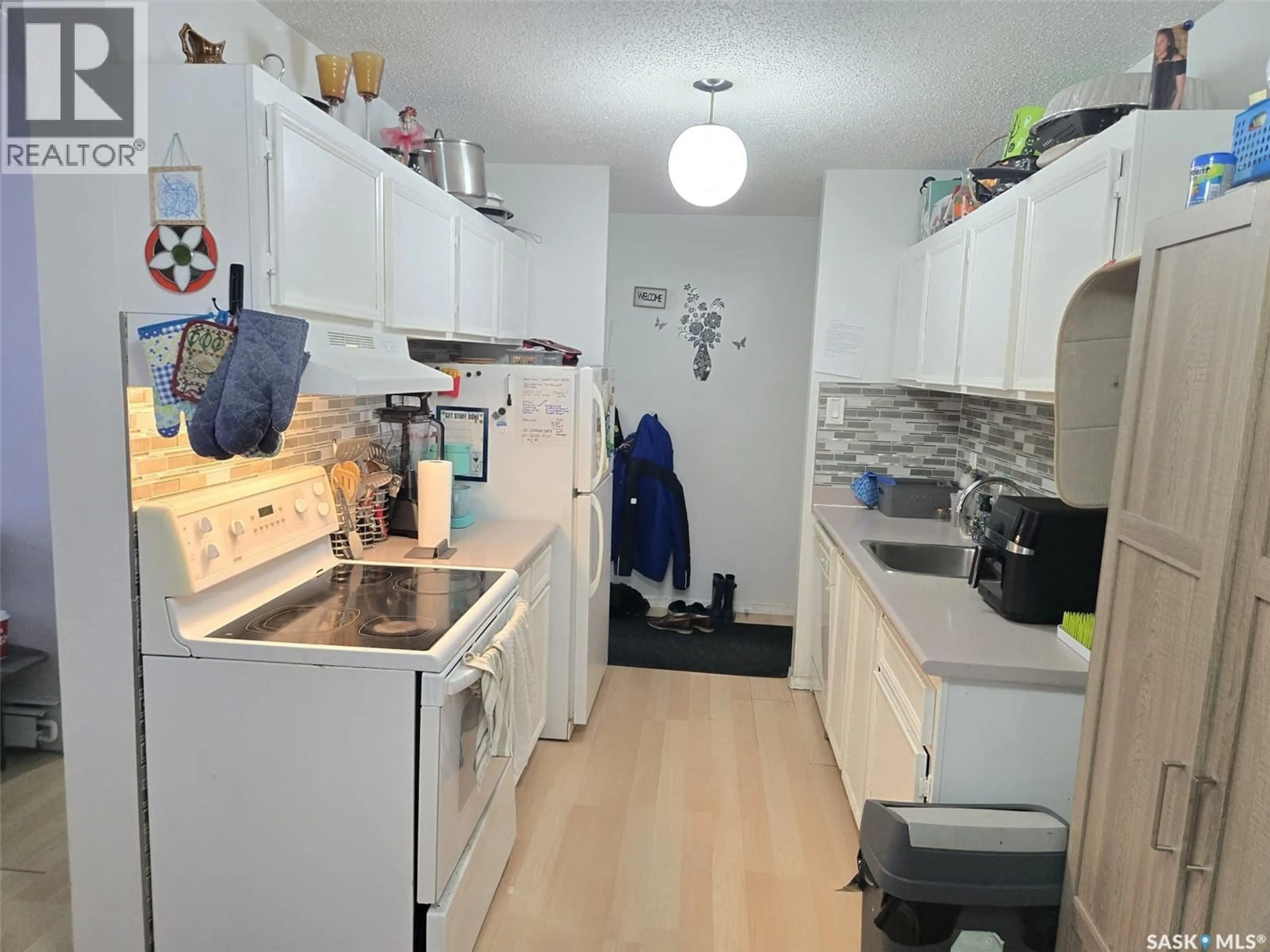 Standard kitchen, unknown for 115A 4040 8TH STREET, Saskatoon Saskatchewan S7H5L4