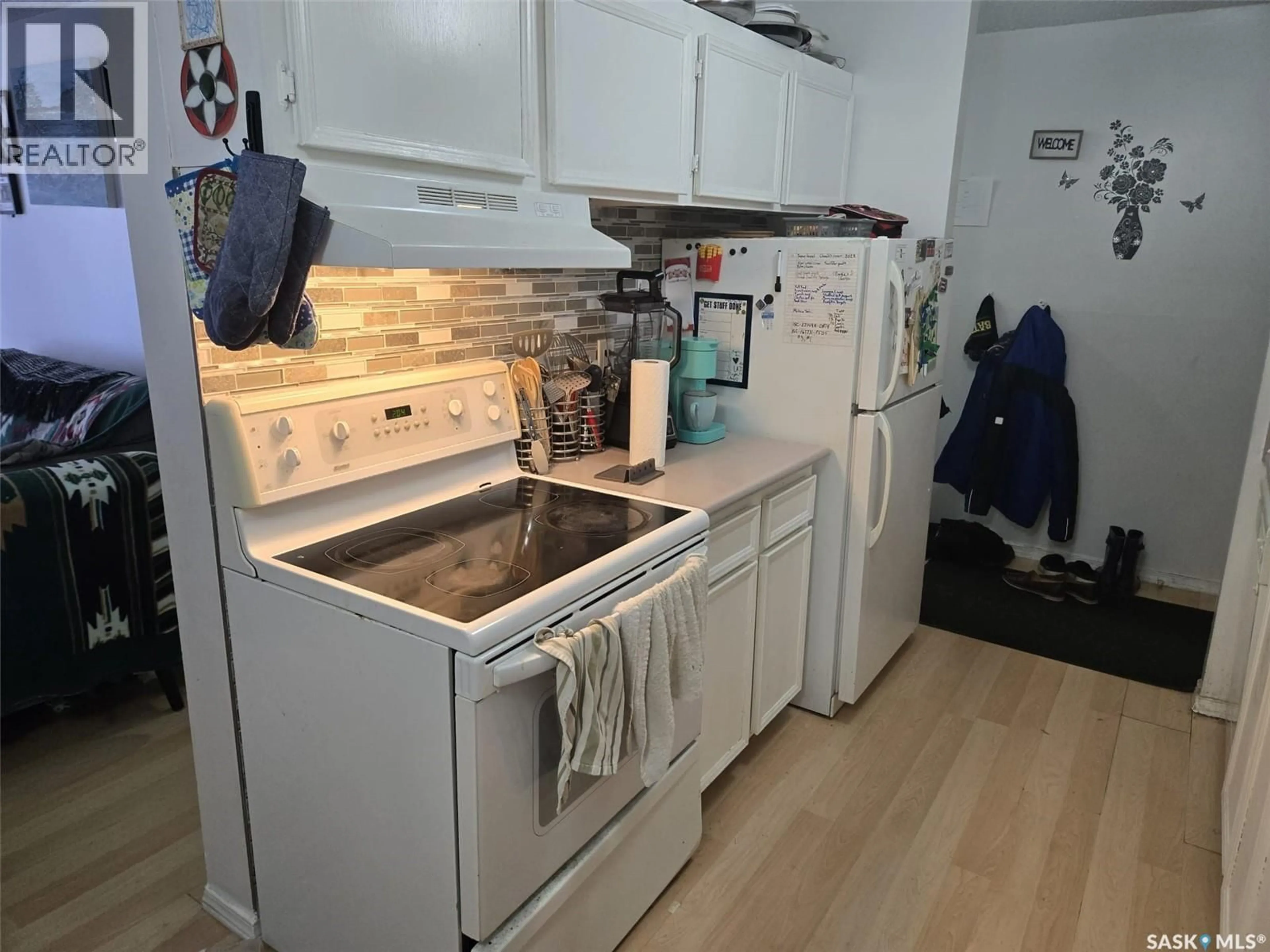 Standard kitchen, unknown for 115A 4040 8TH STREET, Saskatoon Saskatchewan S7H5L4