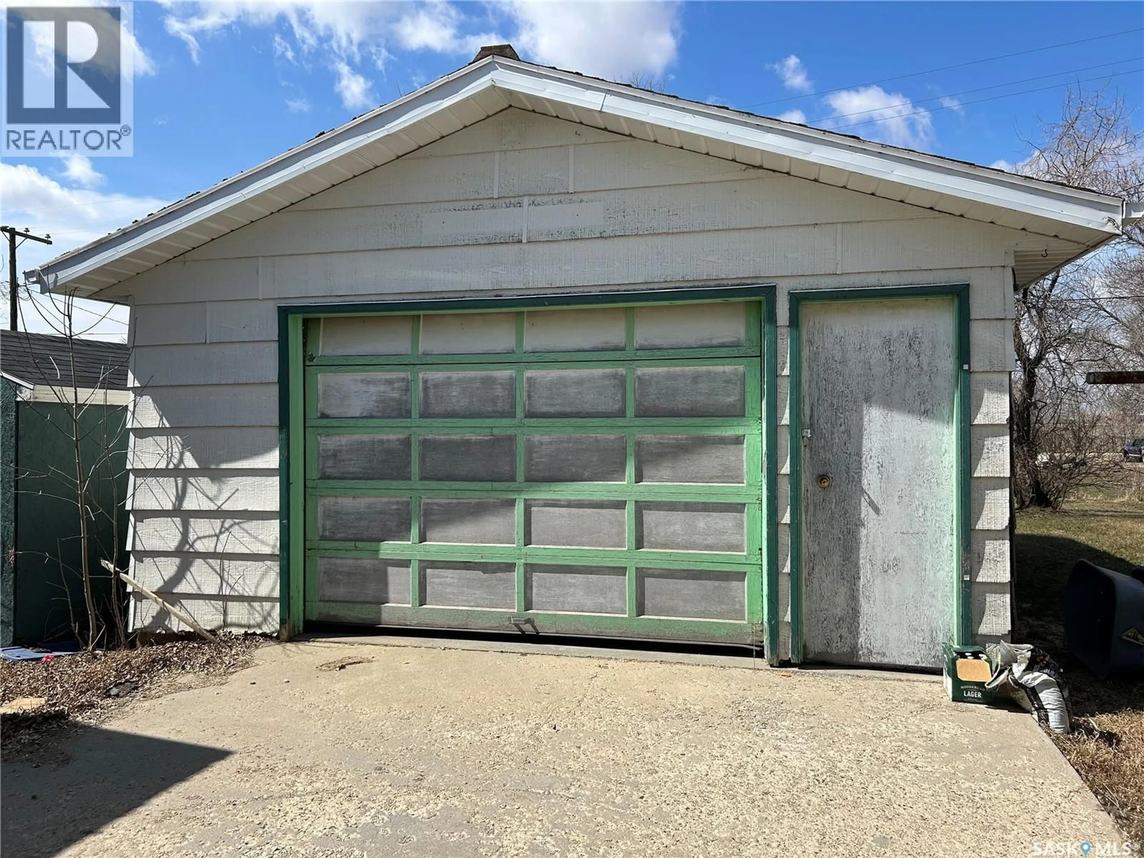 Indoor garage for 321 3RD STREET, Frobisher Saskatchewan S0C0Y0