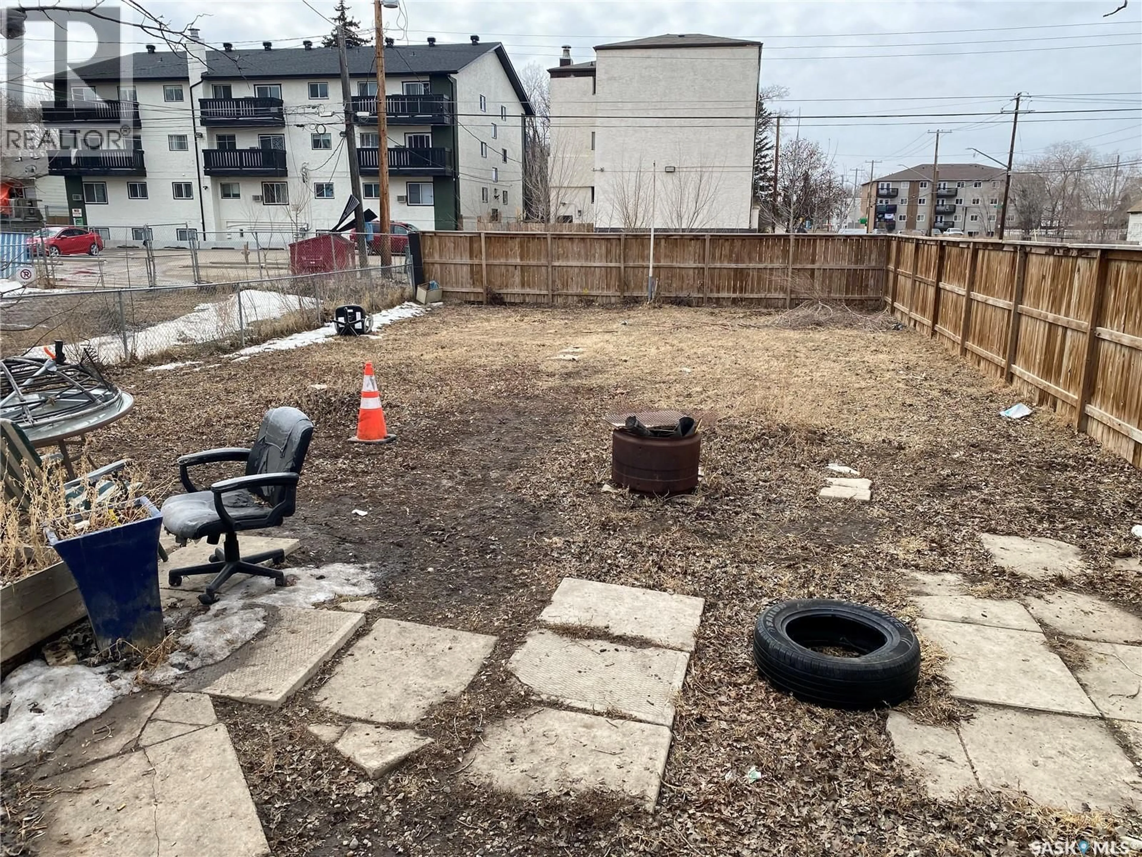 Patio, unknown for 201 U AVENUE, Saskatoon Saskatchewan S7M3C1